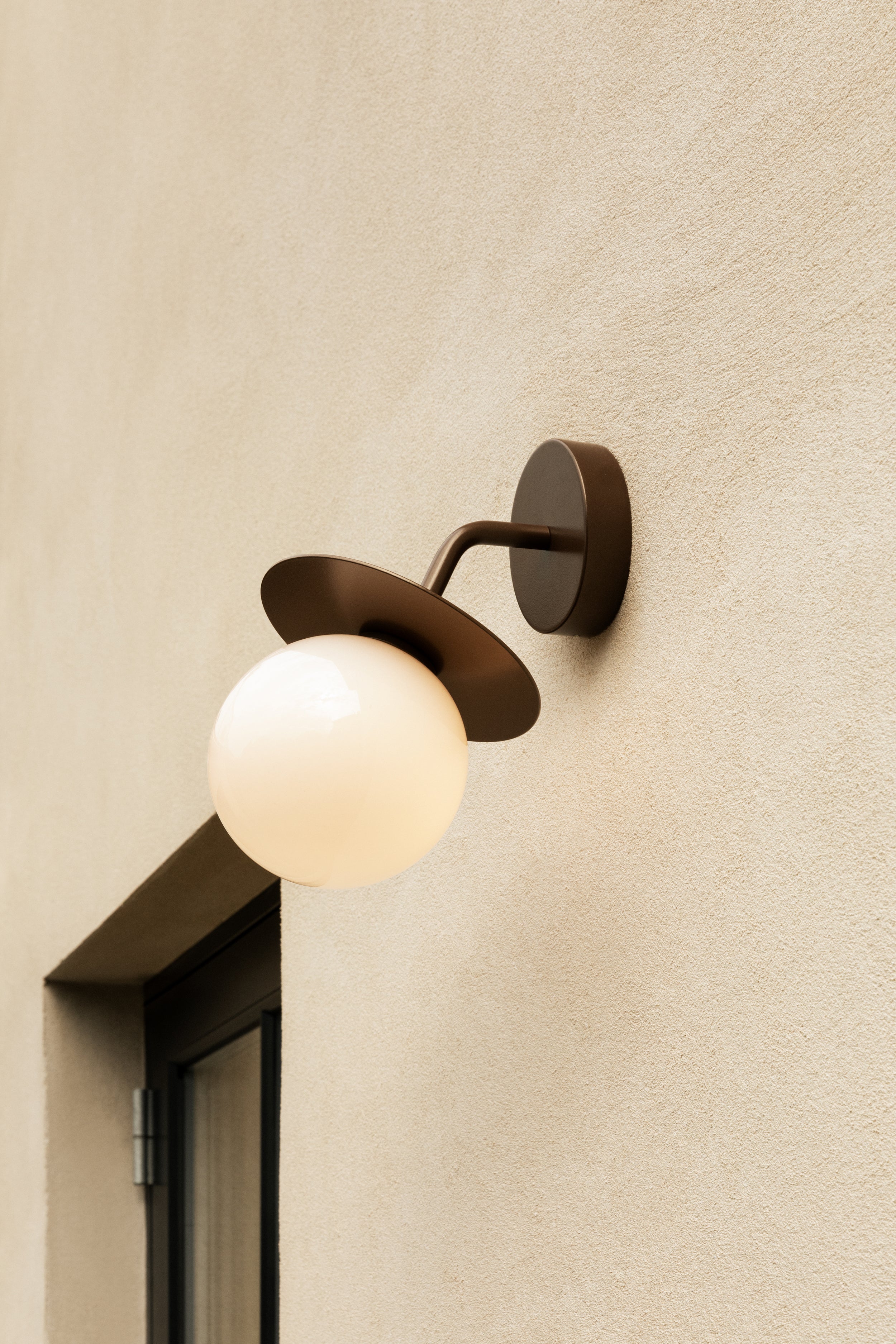 Venkovní nástěnná lampa LIILA tmavě hnědá s opálovým sklem