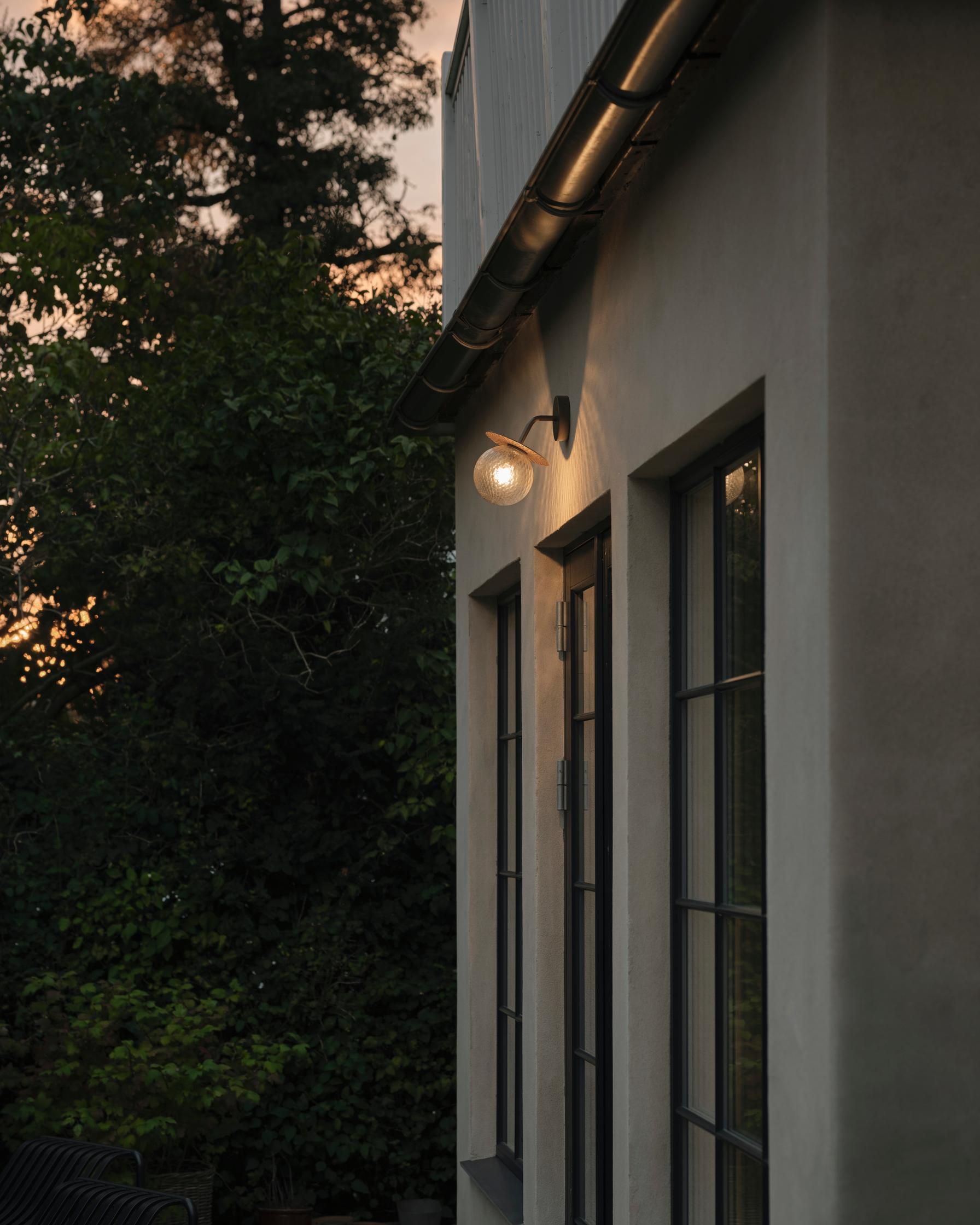 Venkovní nástěnná lampa LIILA tmavě hnědá s průhledným sklem