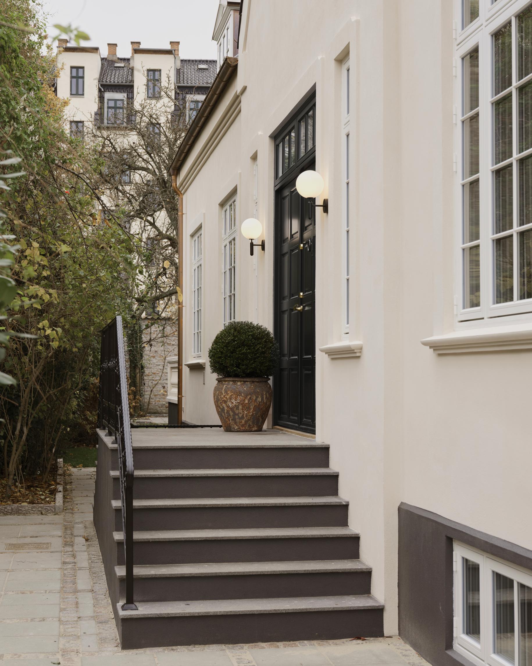 Outdoor wall lamp MIIRA black with opal glass