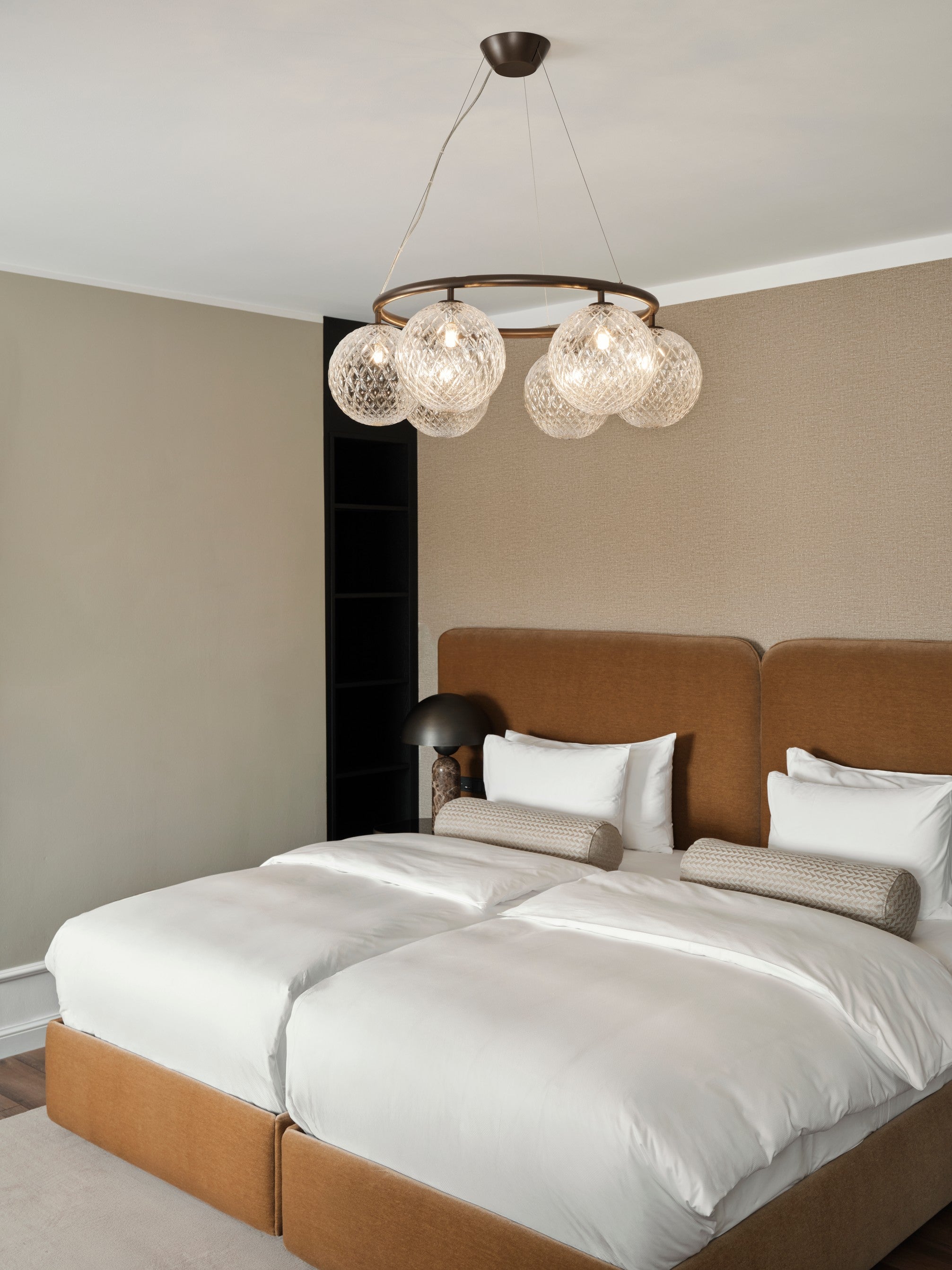 Závěsná lampa MIIRA 6 CIRCULAR tmavě hnědá s průhledným sklem