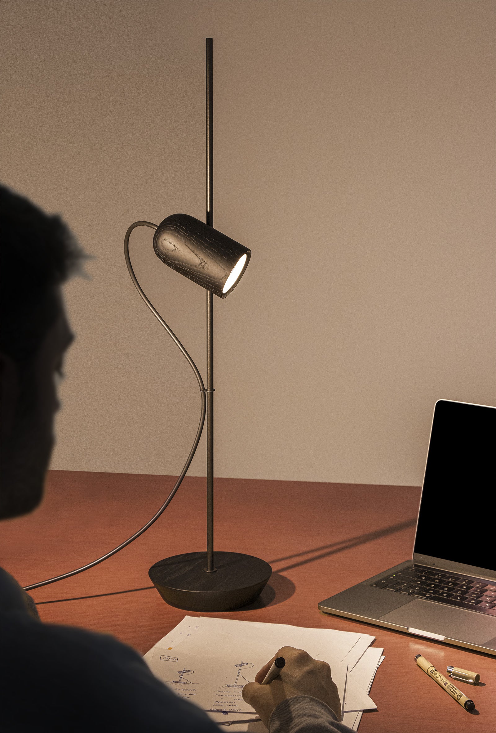 Stolní lampa ONFA černé jasanové dřevo s grafitovým povrchem