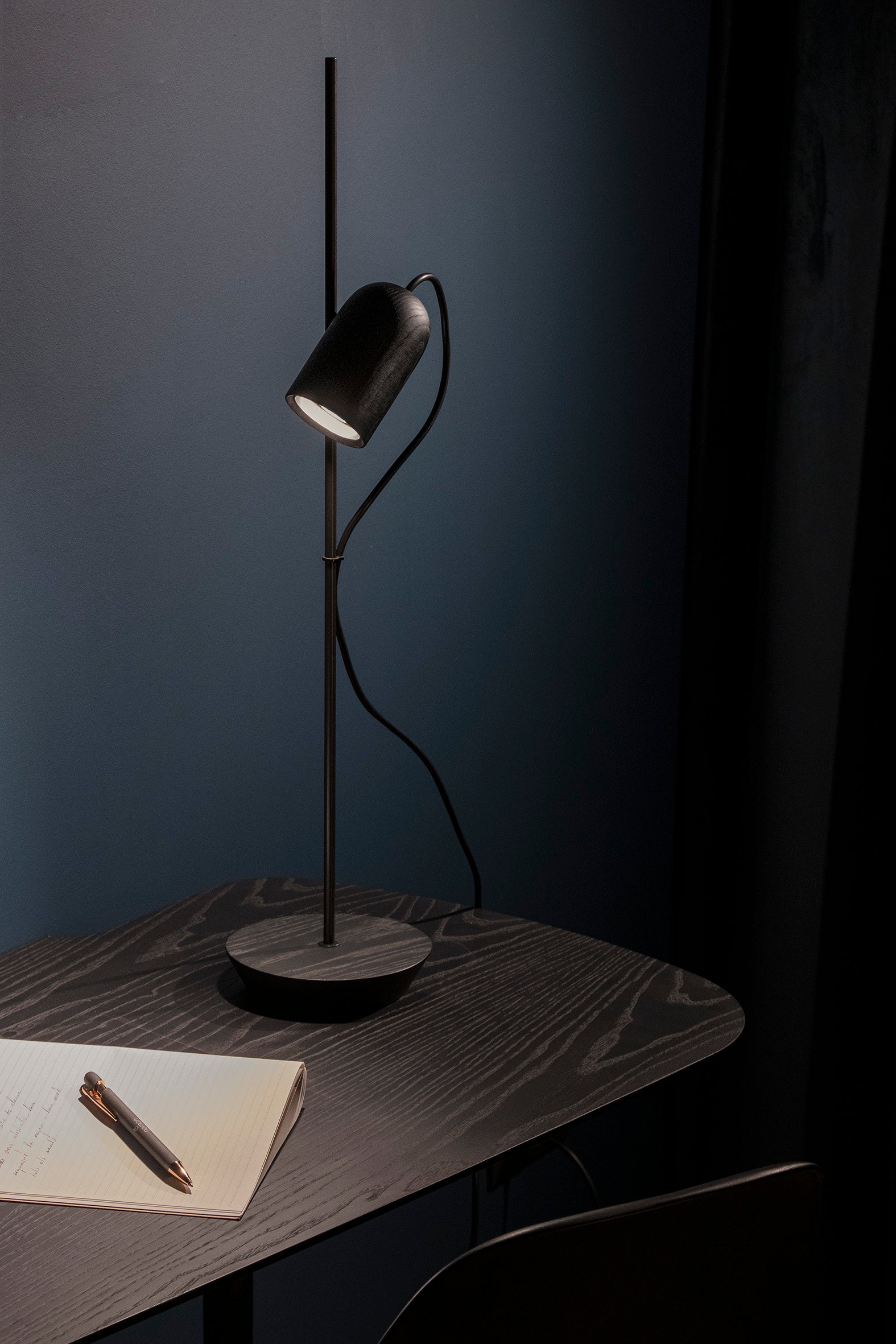 Stolní lampa ONFA černé jasanové dřevo s grafitovým povrchem