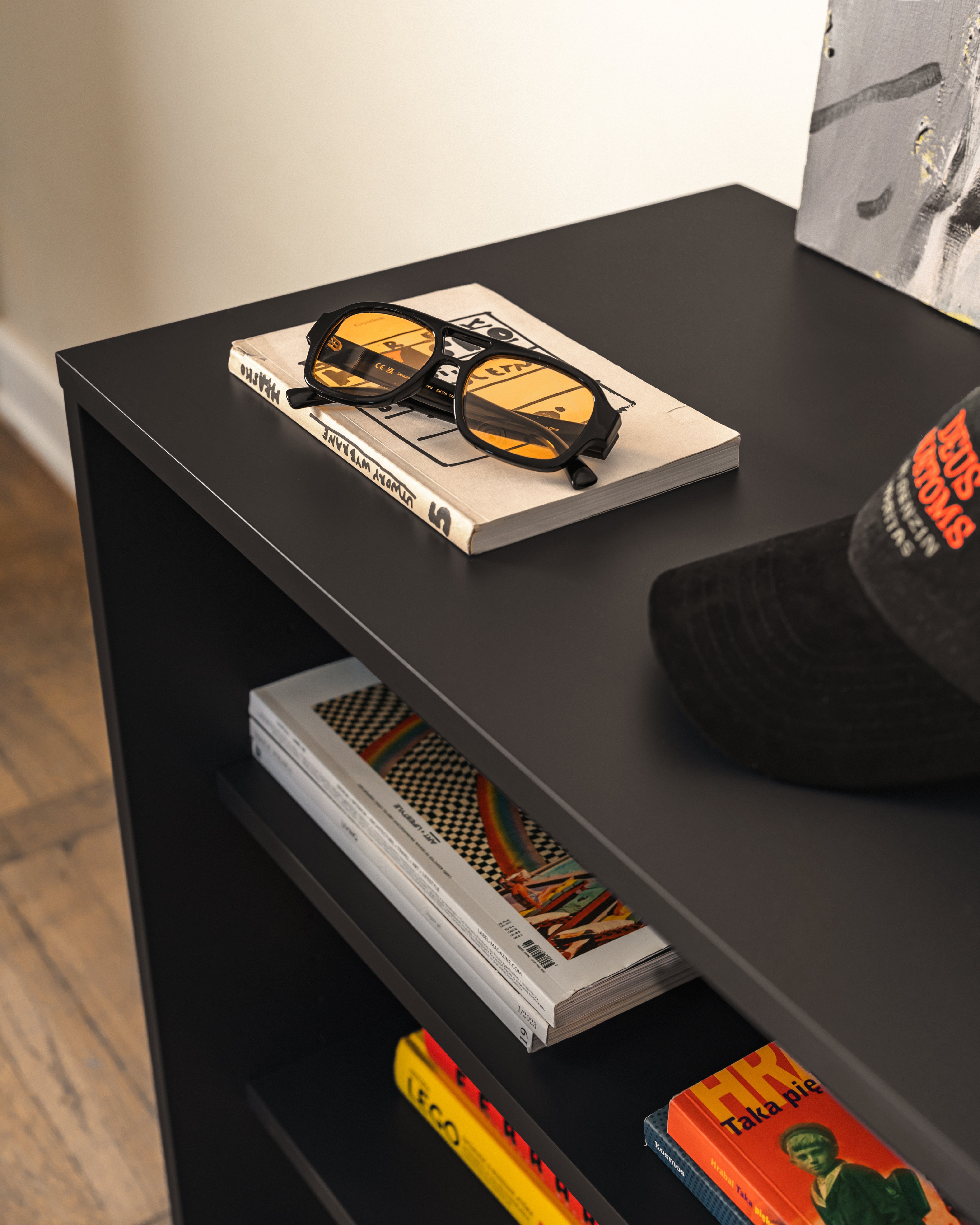 Komoda PAC černá s krémovými detaily