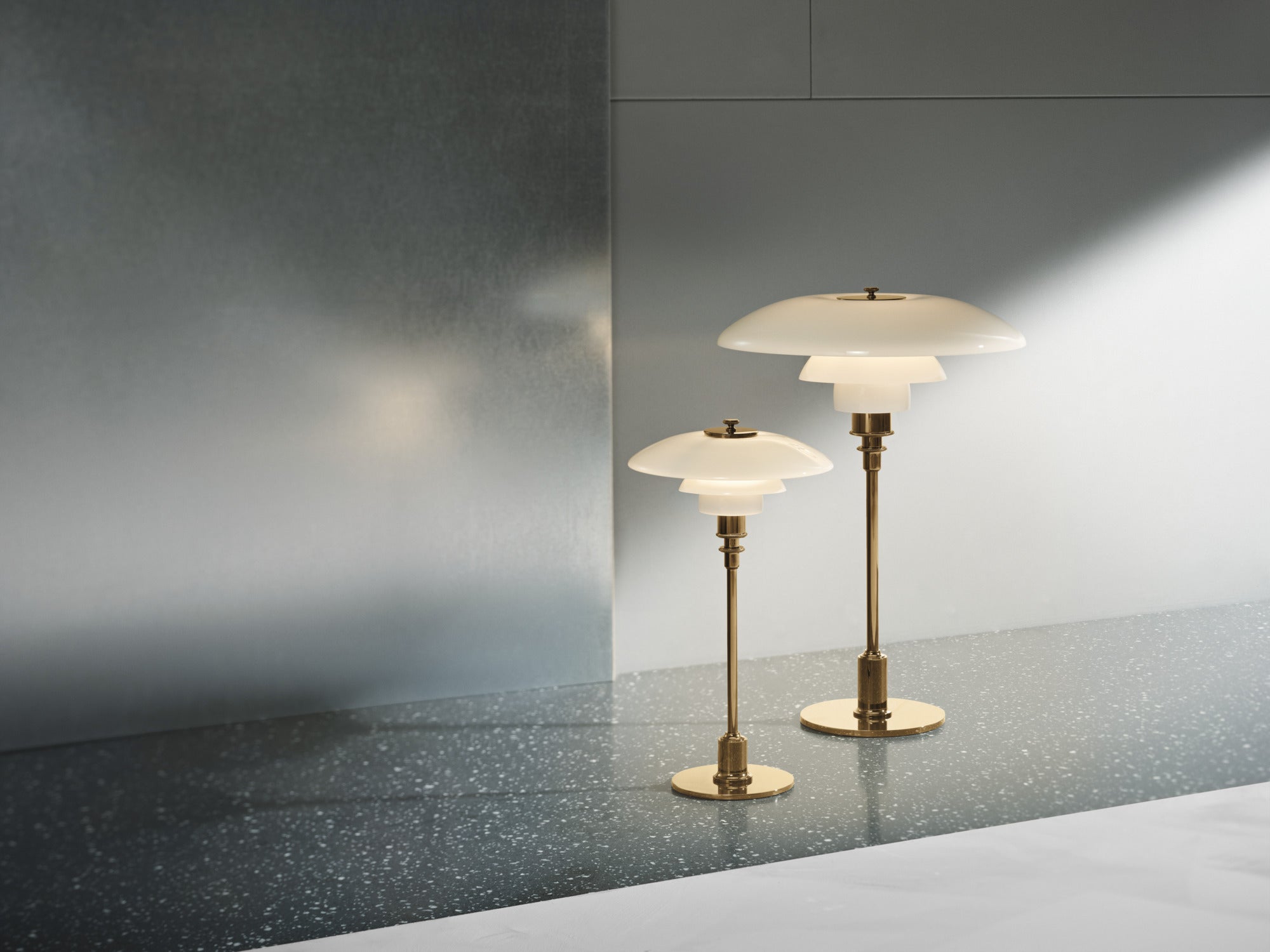 Stolní lampa PH 2/1 bílá s mosazným podstavcem