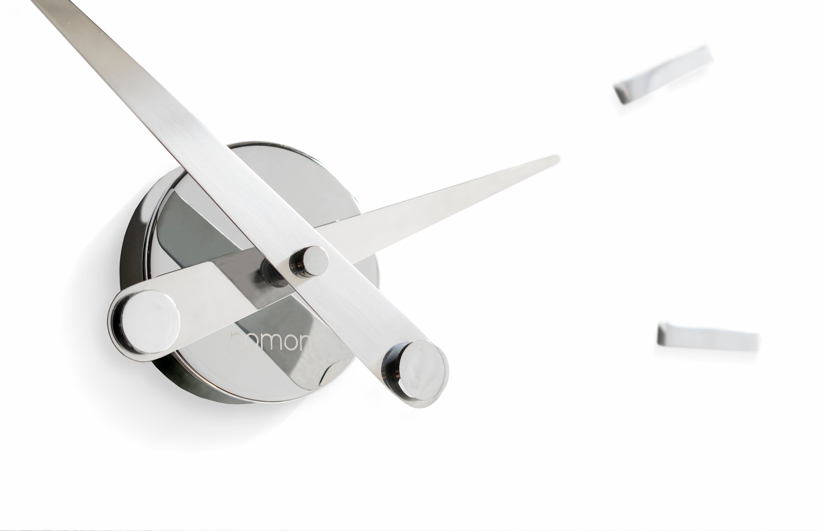 PUNTOS SUSPENSIVOS chrome wall clock