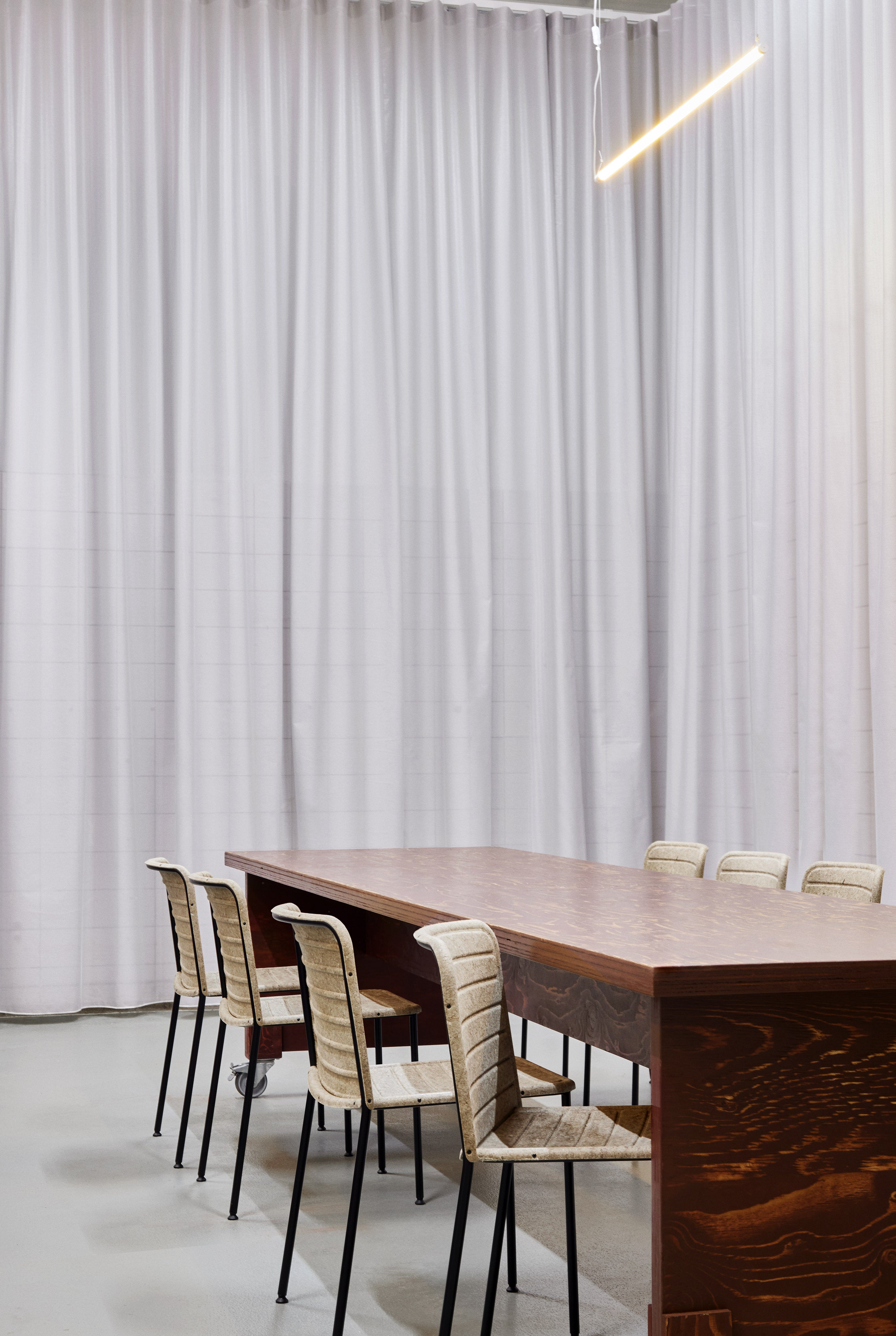 Židle FLAX STACKER hnědá