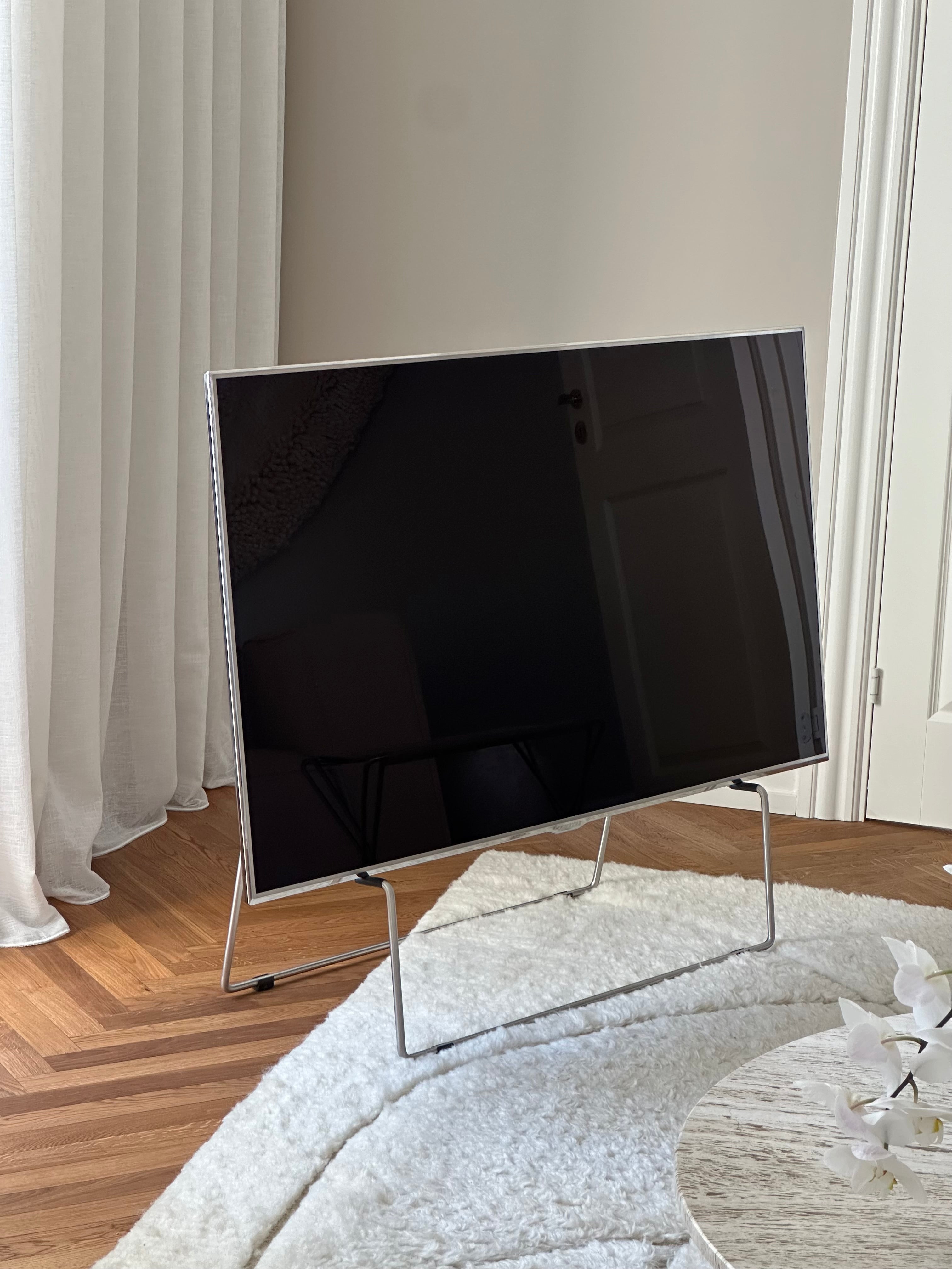 CARRY Silver TV Stand