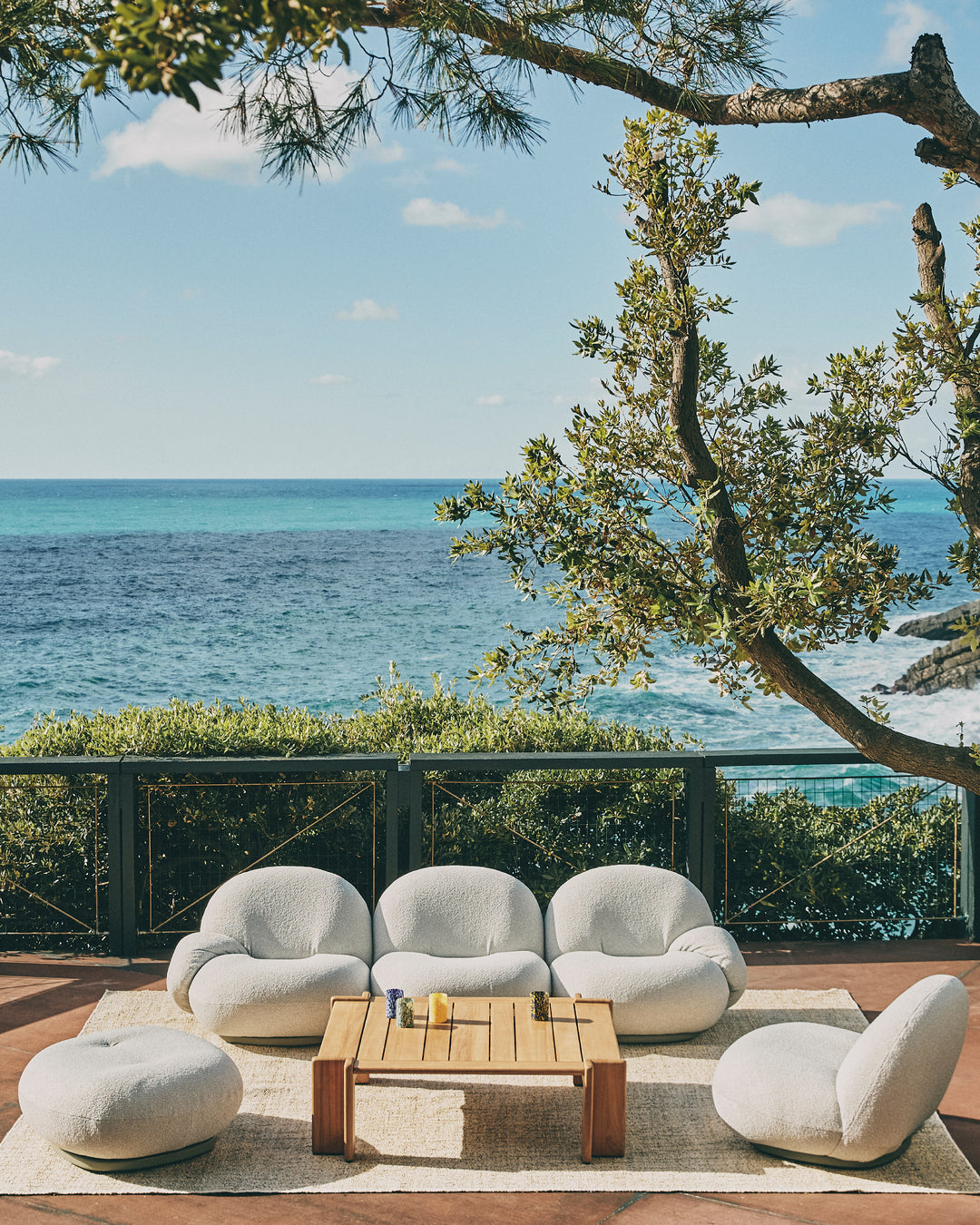 Zahradní konferenční stolek ATMOSFERA z teakového dřeva