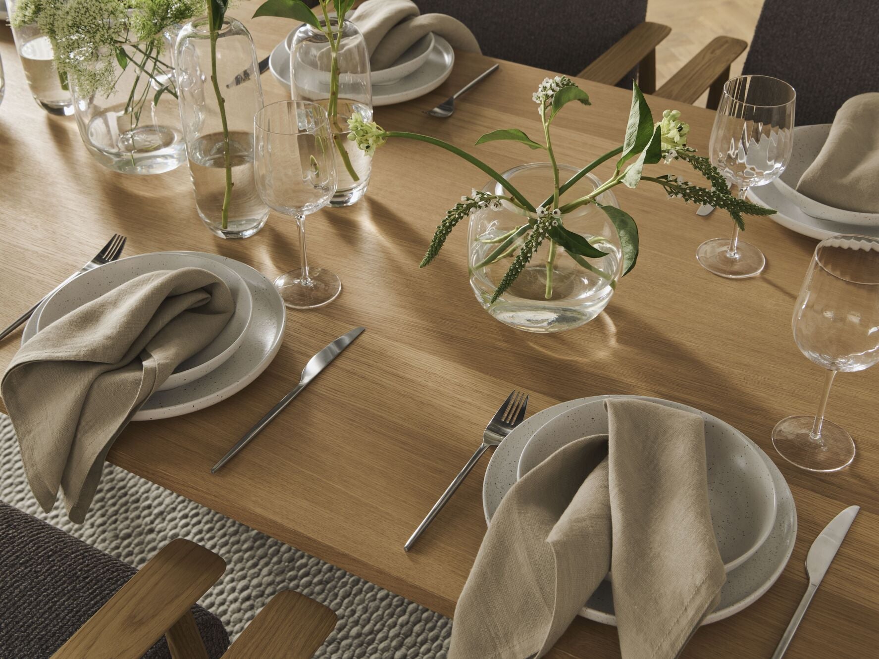 Stůl PANA s podstavou z tmavého dubového dřeva