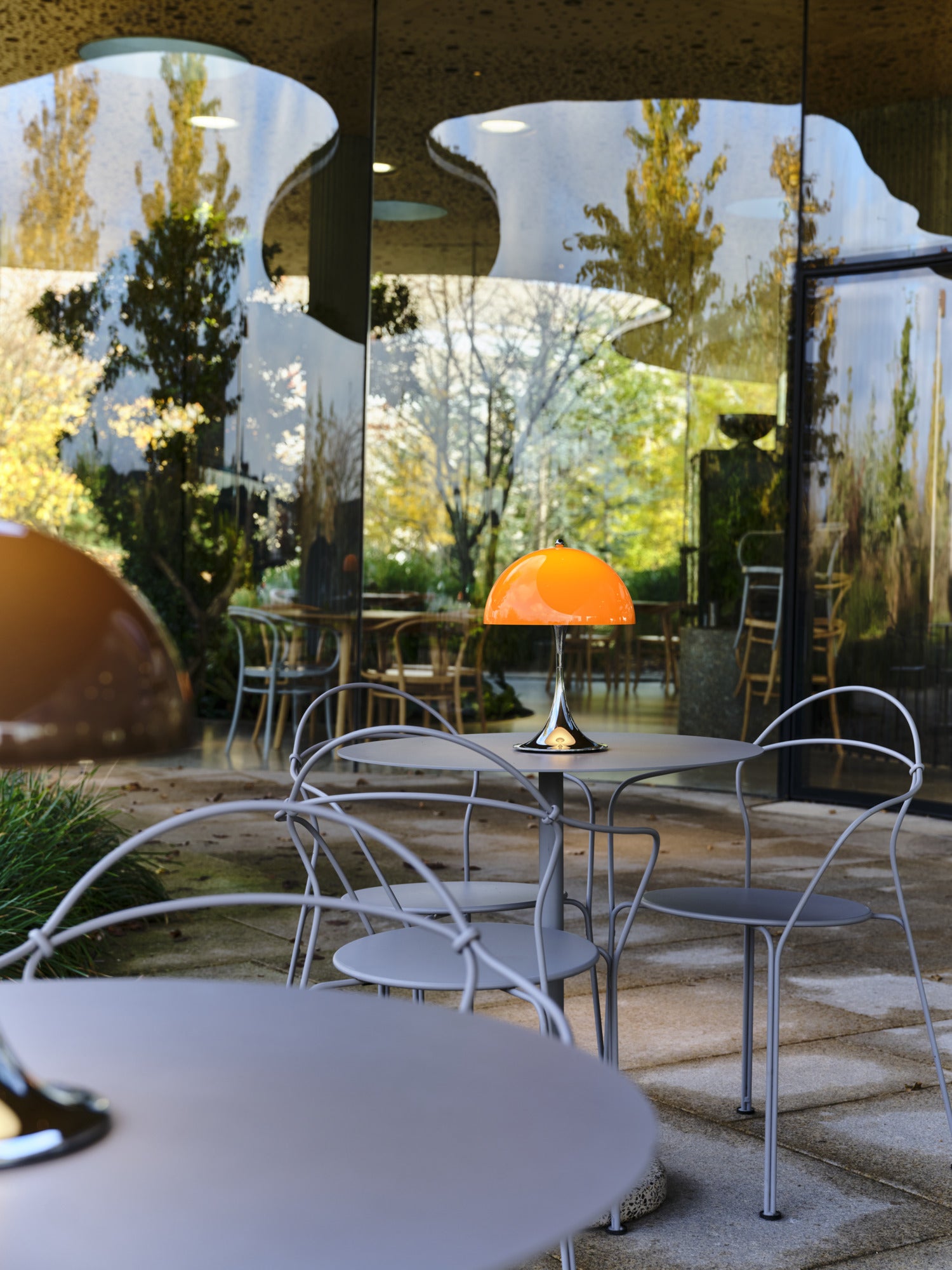 Přenosná lampa PANTHELLA 250 oranžová s chromovaným podstavcem