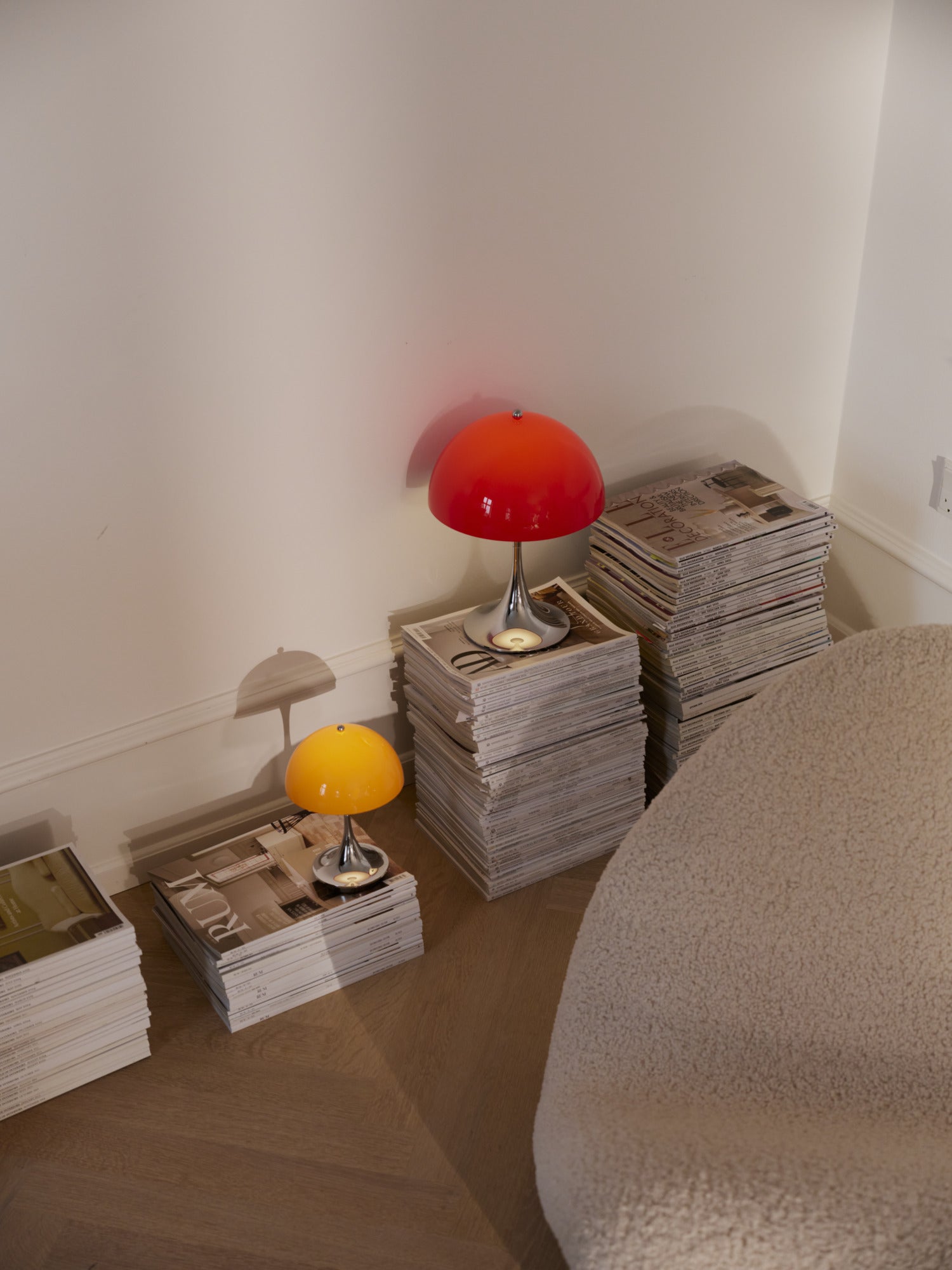 Přenosná lampa PANTHELLA 250 červená s chromovaným podstavcem