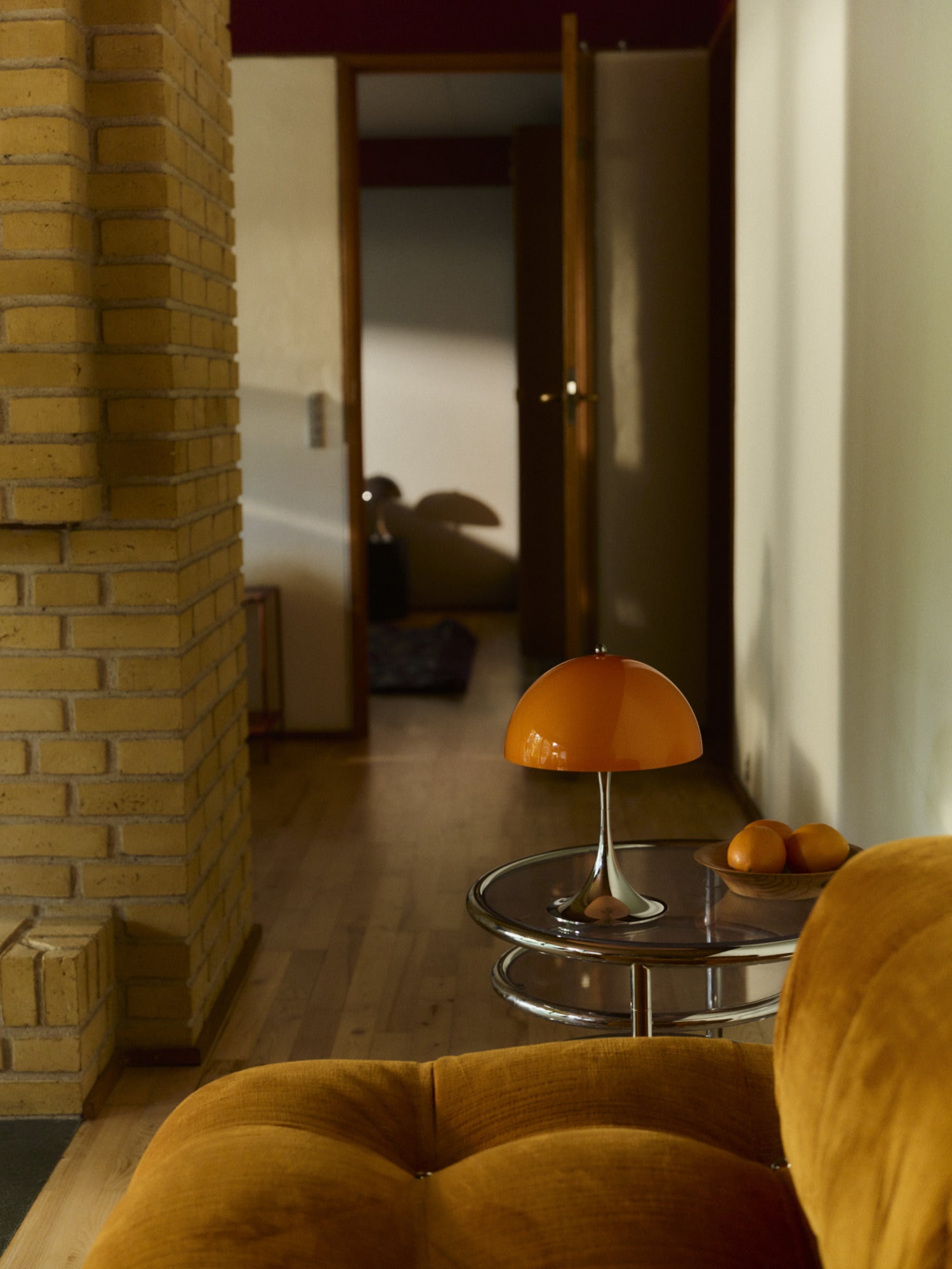 Přenosná lampa PANTHELLA 250 oranžová s chromovaným podstavcem