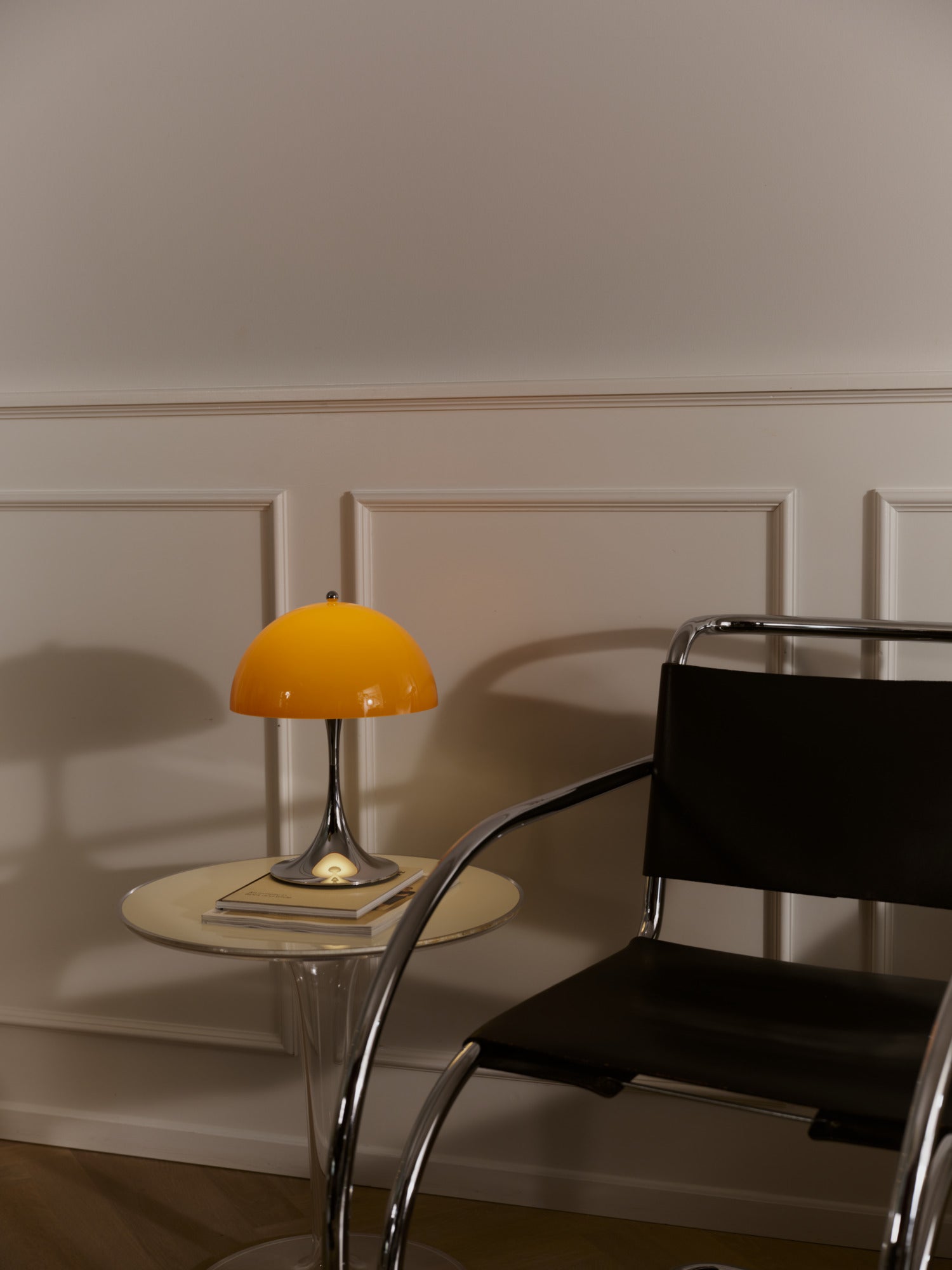 Přenosná lampa PANTHELLA 250 oranžová s chromovaným podstavcem