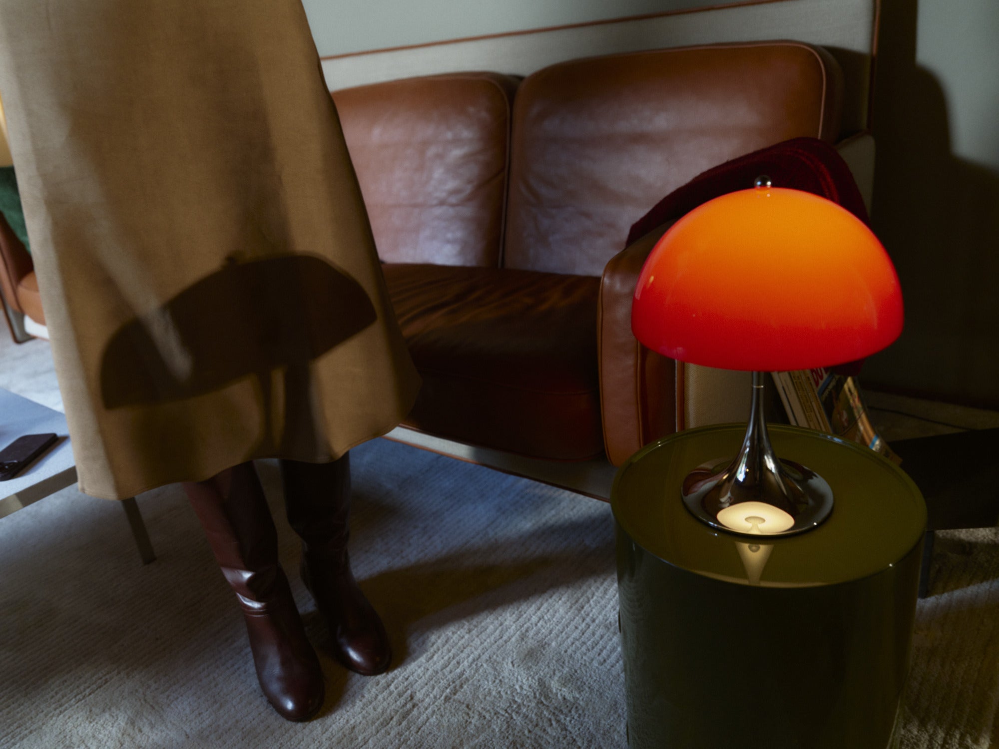 Přenosná lampa PANTHELLA 250 červená s chromovaným podstavcem