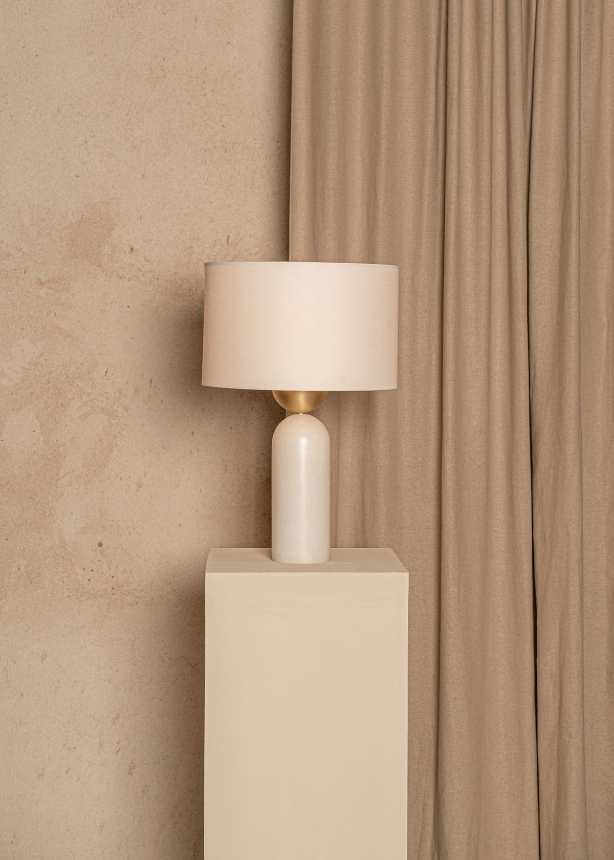 Stolní lampa PEONA bílý alabastr