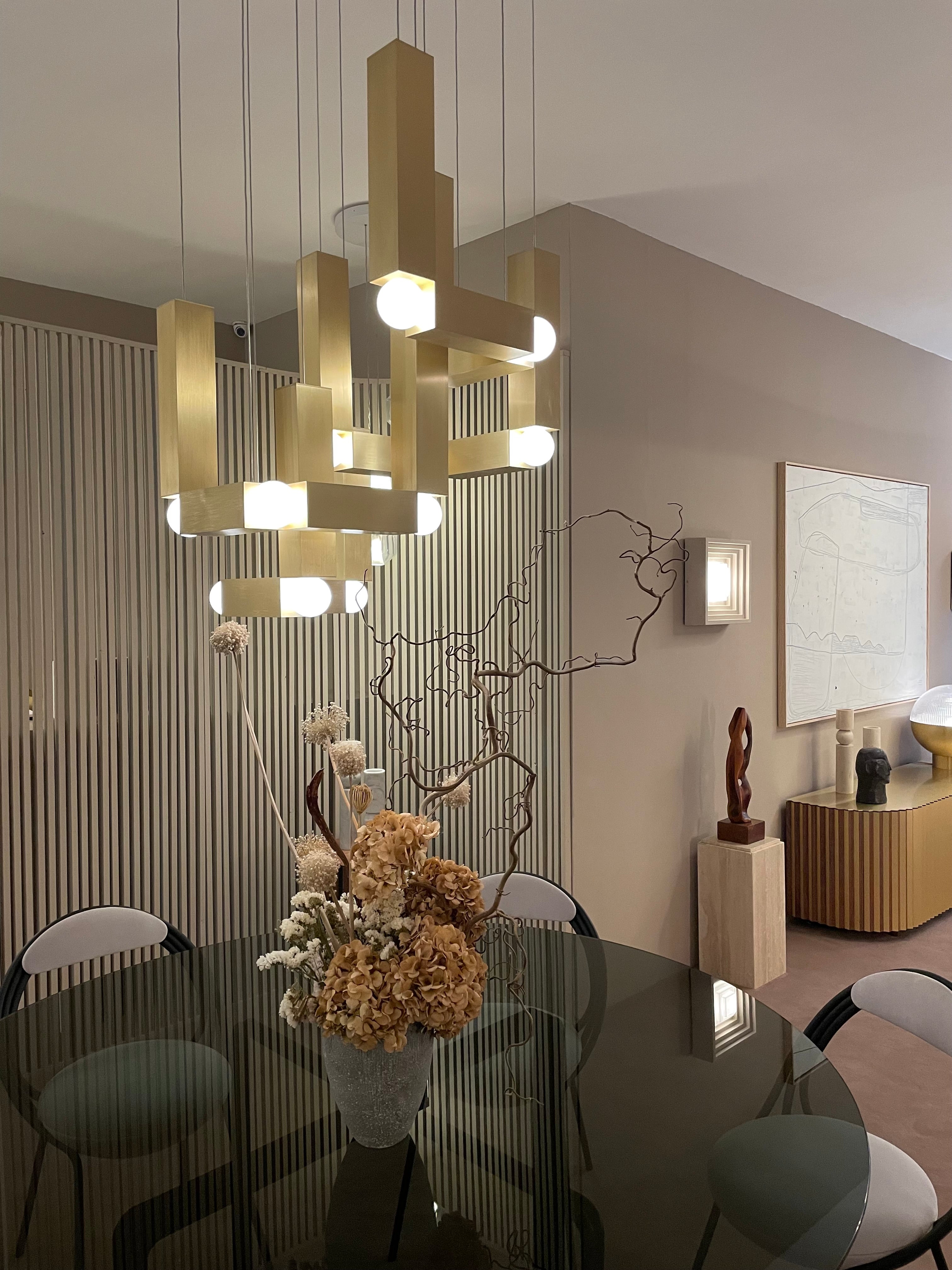 Lampa visící VESPER QUATTRO s opálovým stínidlem a stříbrným povrchem.