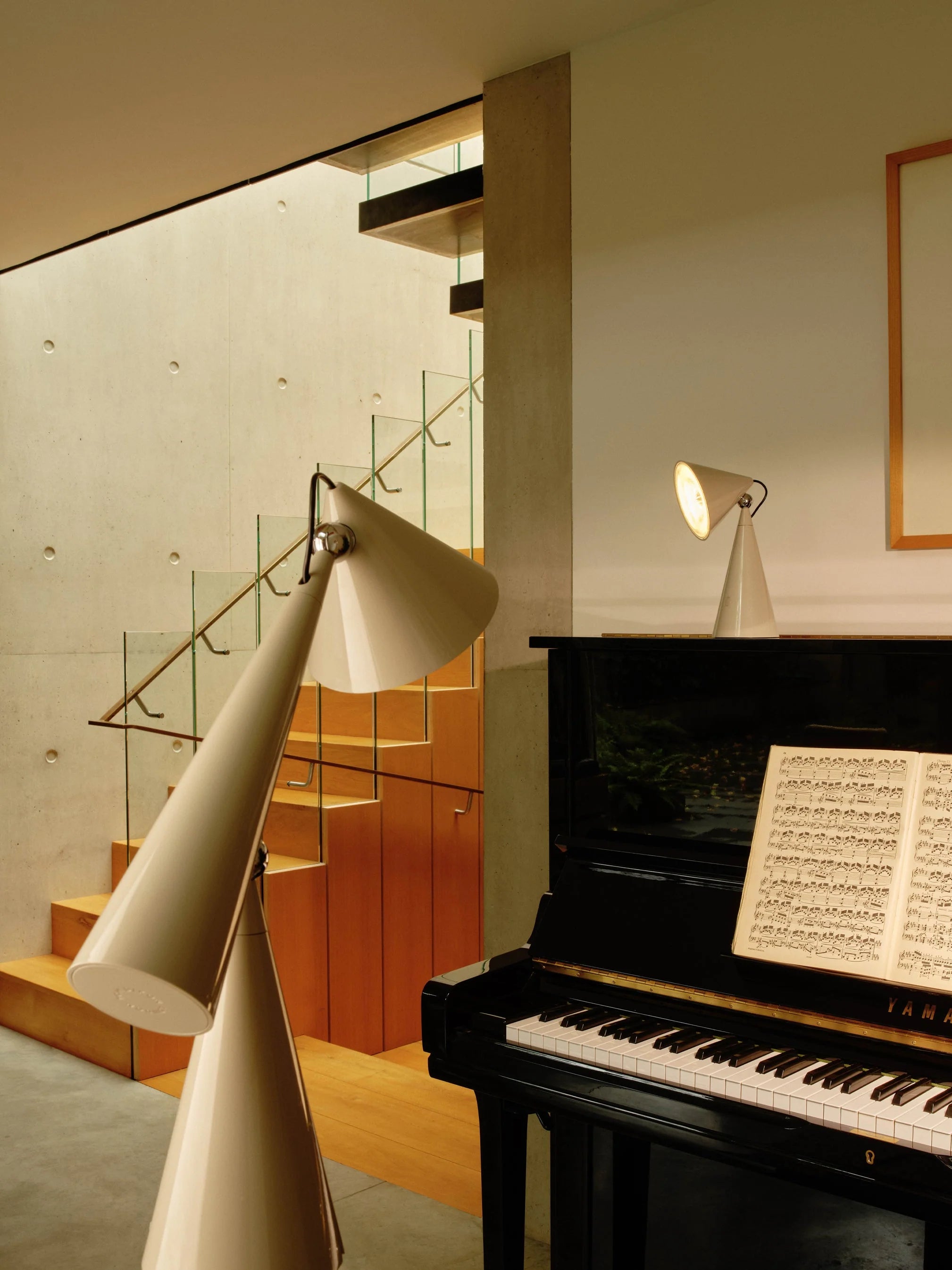 Portable table lamp POSE cream