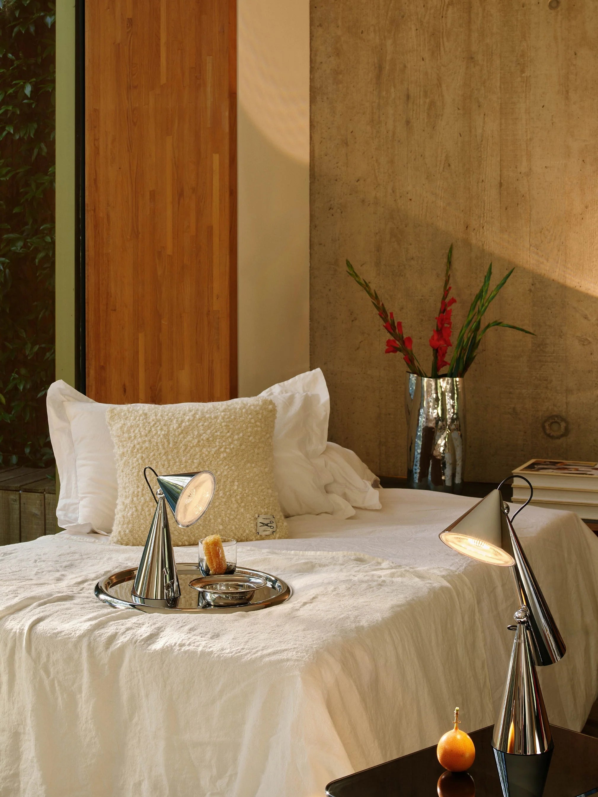 Portable table lamp POSE cream