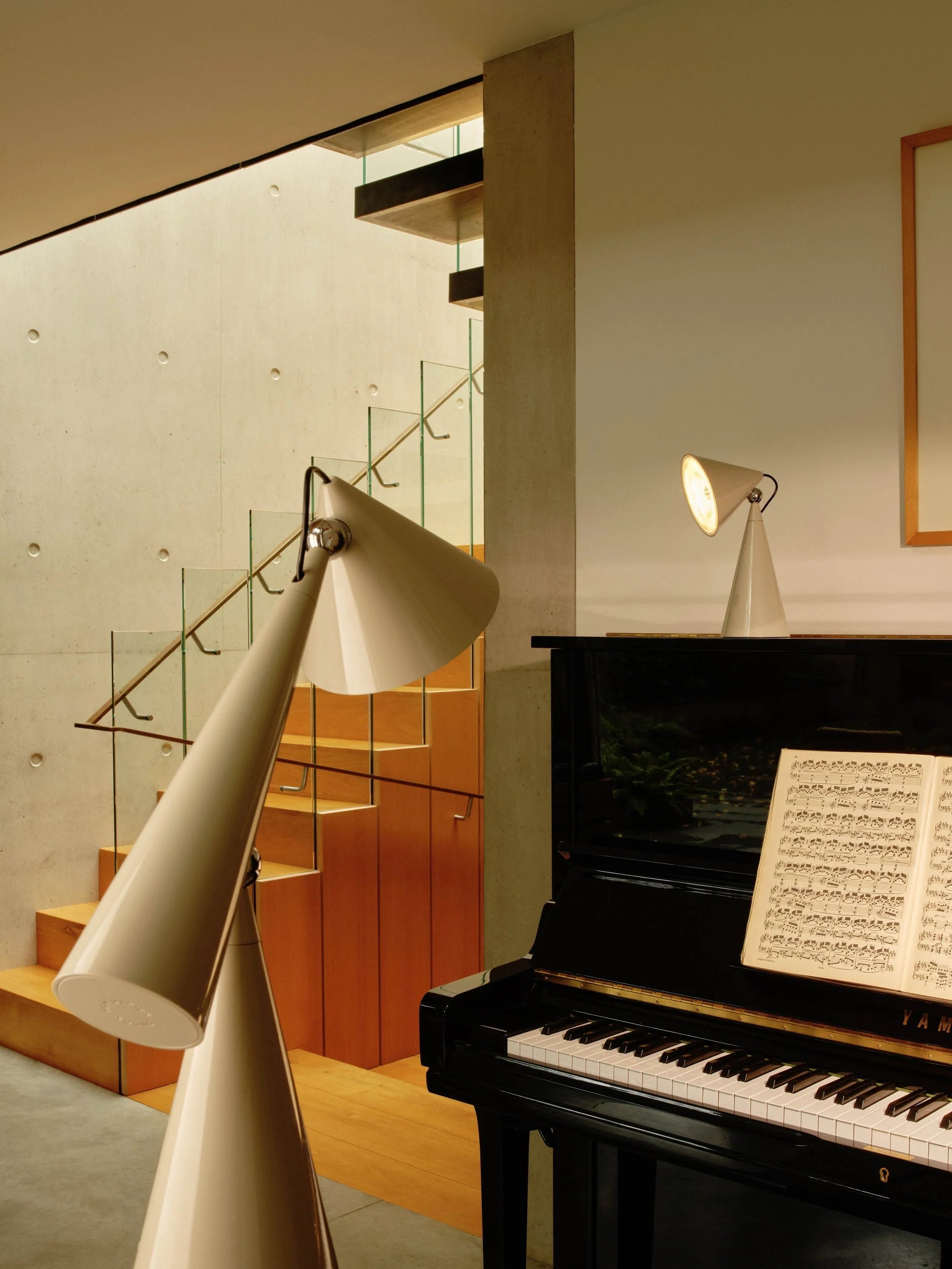 POSE cream table lamp