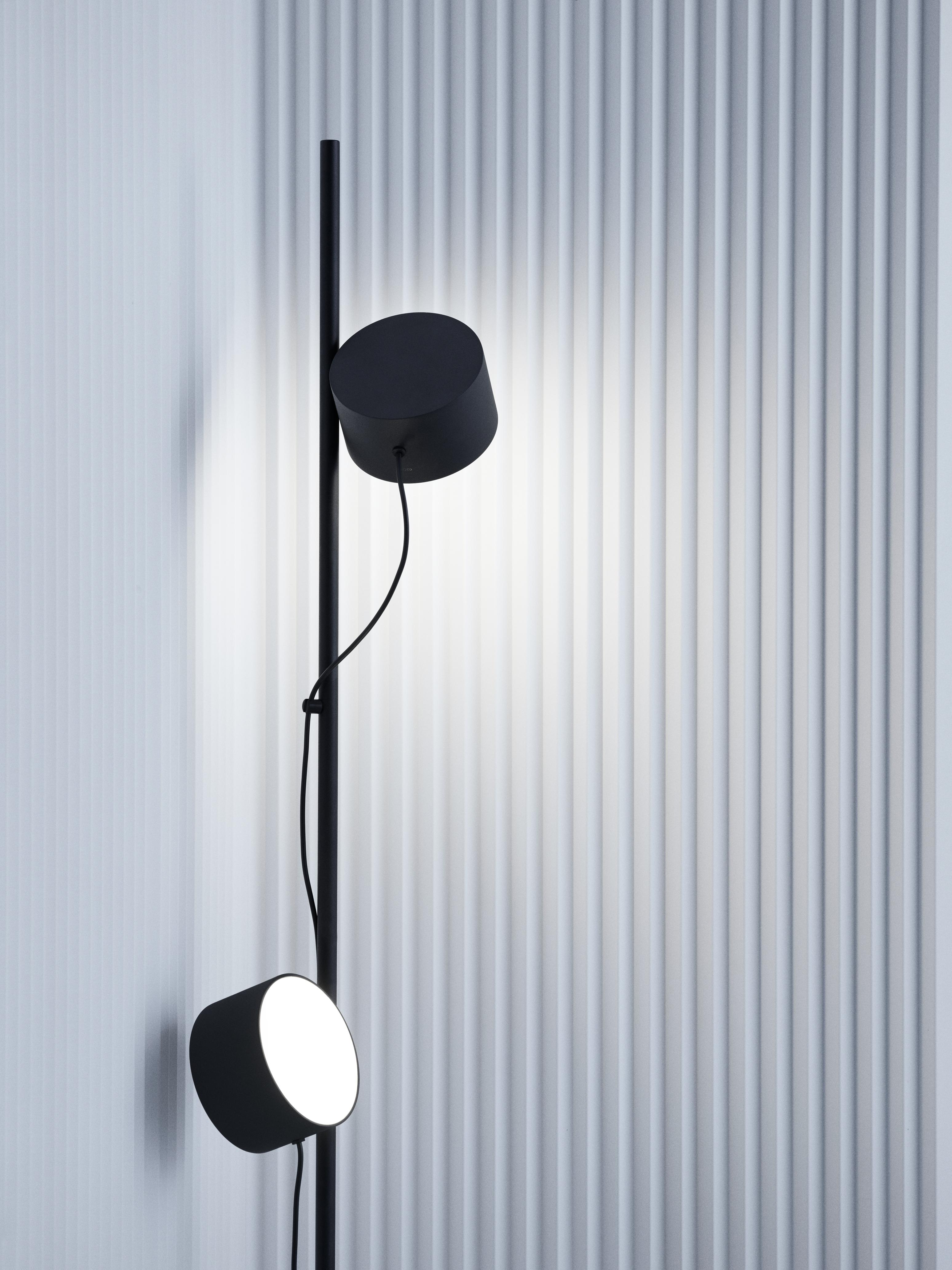 Stojací lampa POST černá