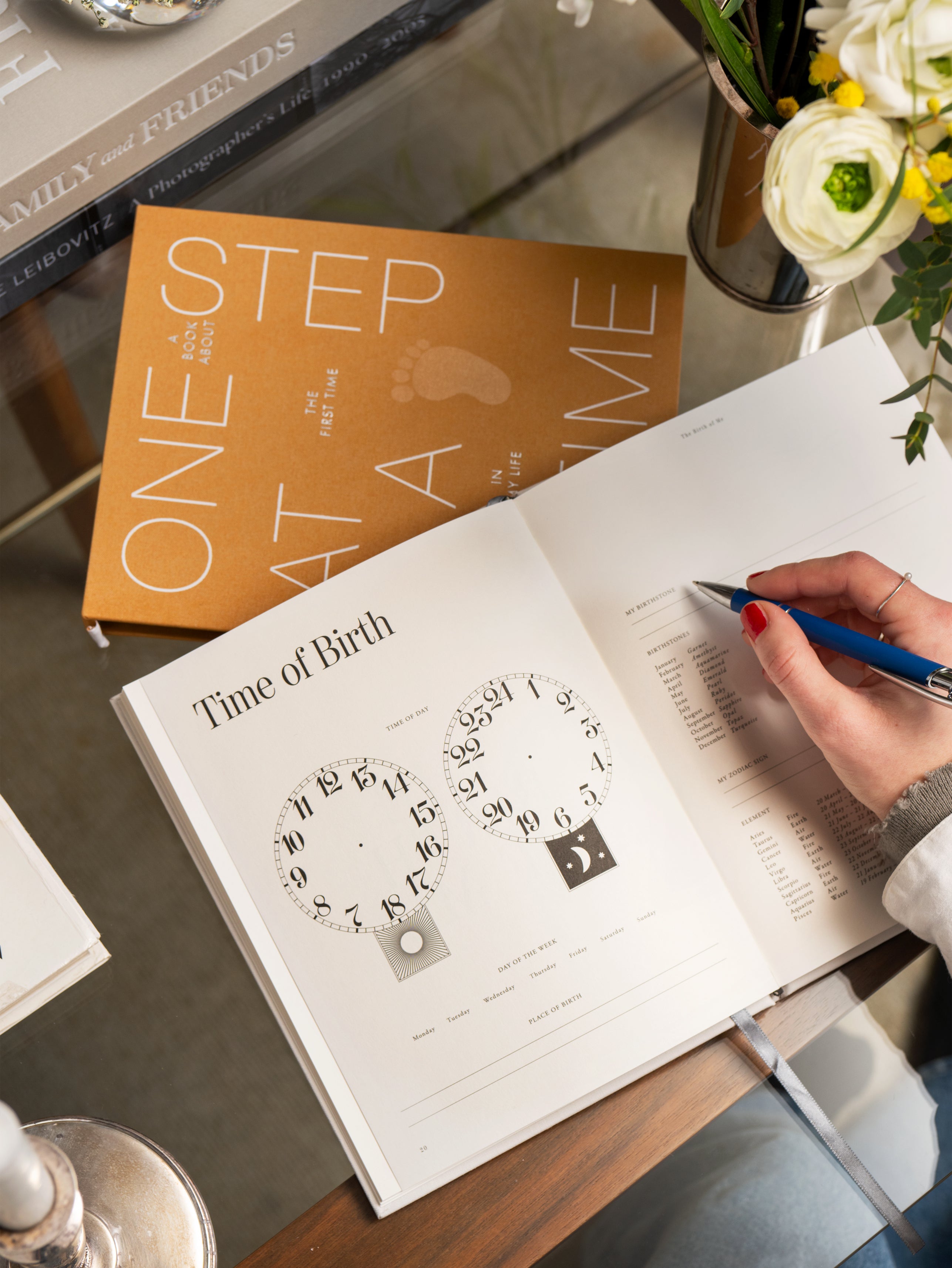 Album vzpomínek JEDEN KROK PO DRUHÉM žlutý s bílou