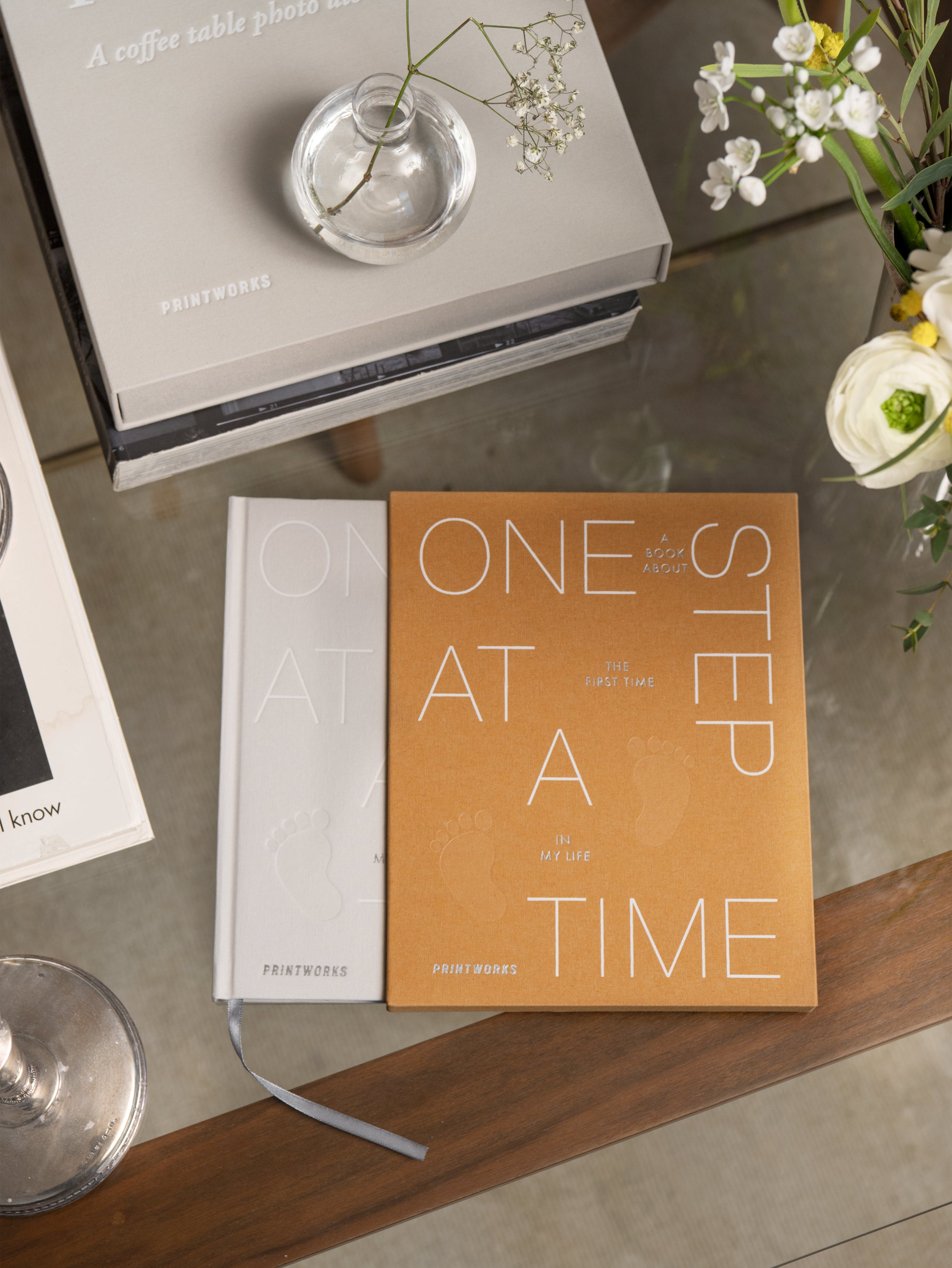 Album vzpomínek JEDEN KROK PO DRUHÉM žlutý s bílou