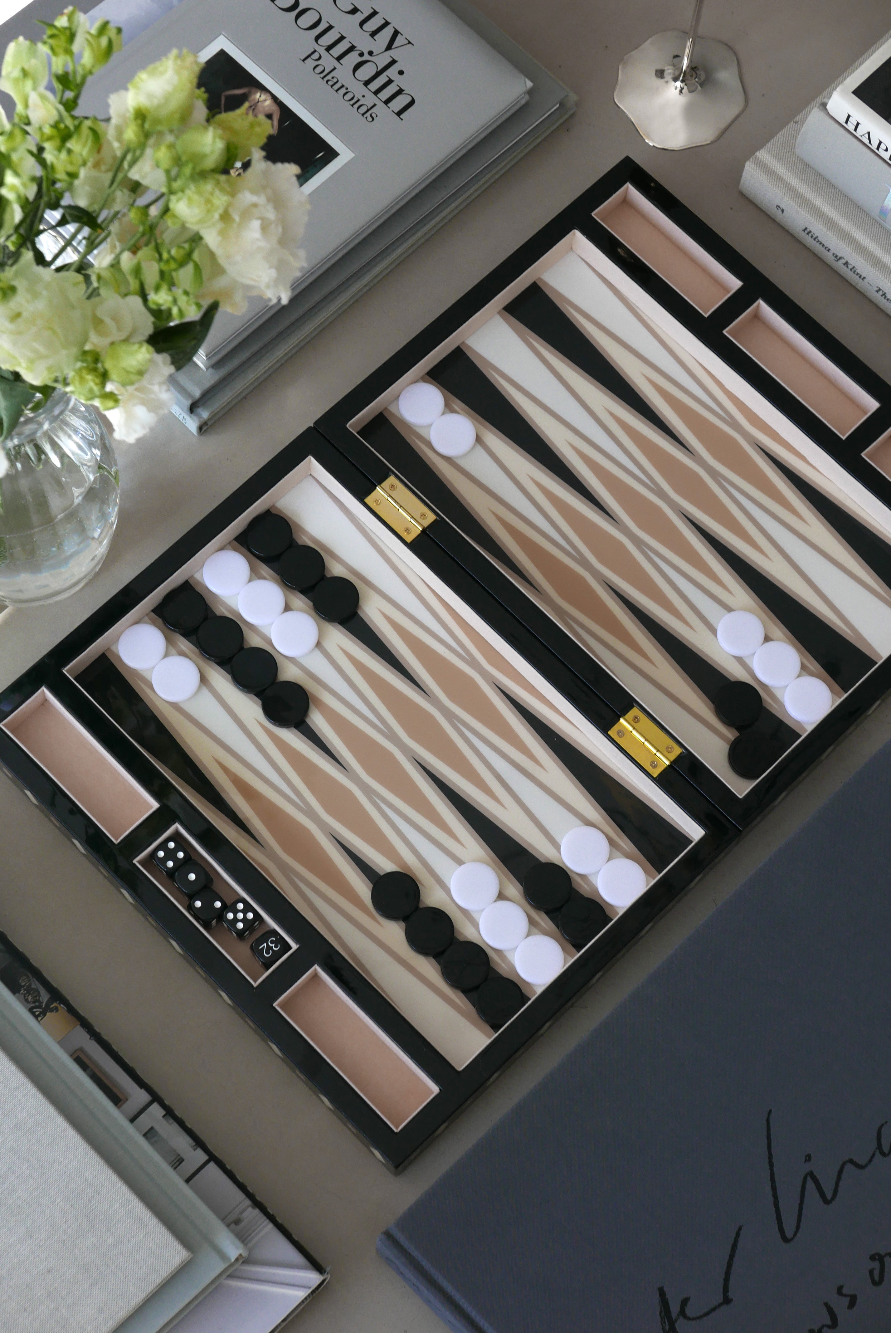 Sada na hru v backgammon LACQUERED BACKGAMMON černá s bílou