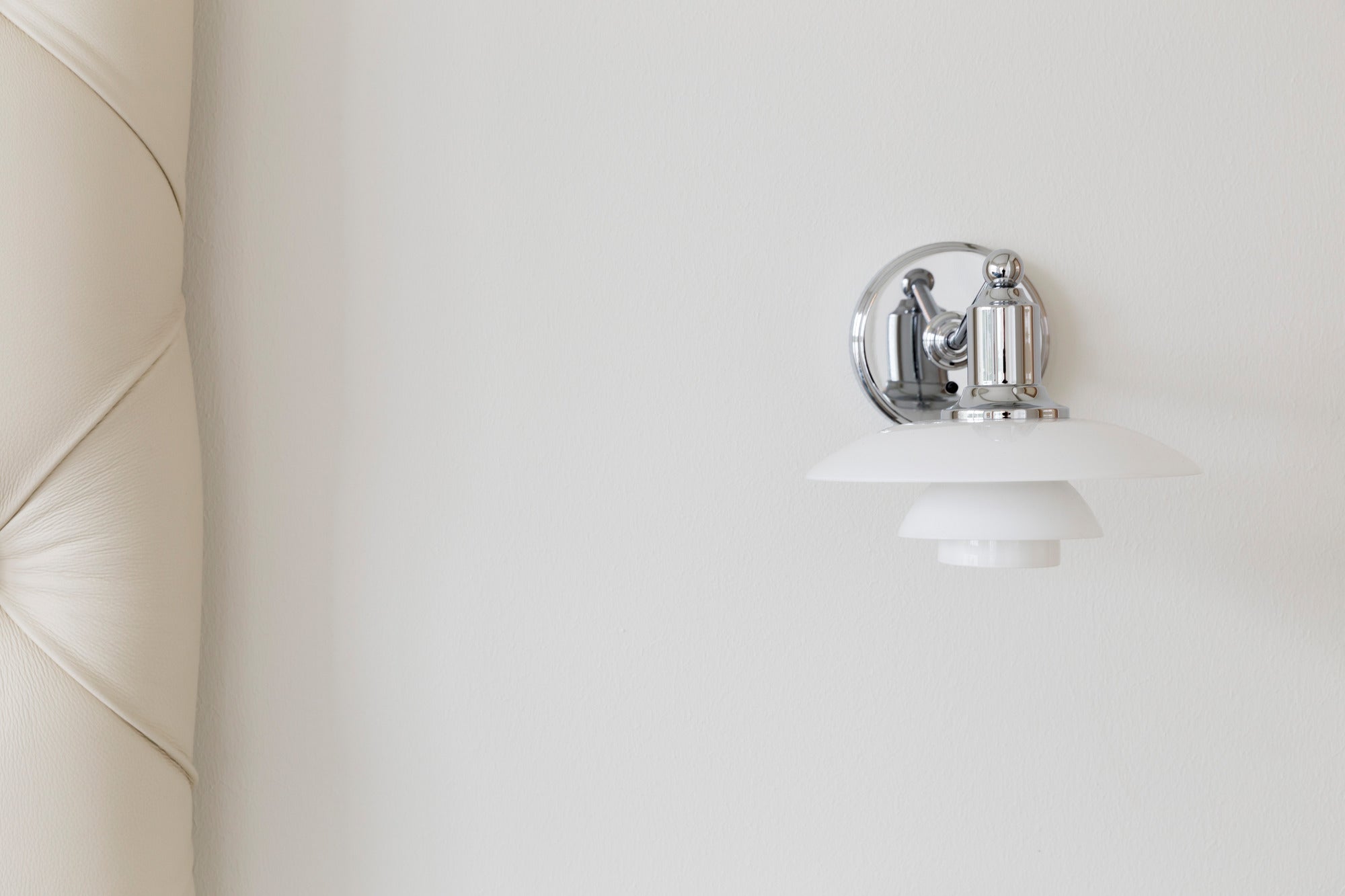 Nástěnná lampa PH 2/1 bílá s chromovaným podstavcem