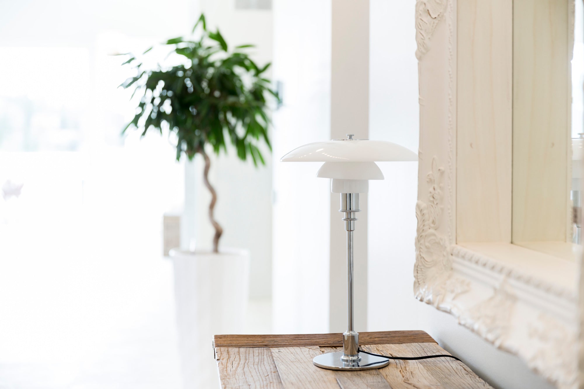 Stolní lampa PH 3/2 bílá s chromovaným podstavcem