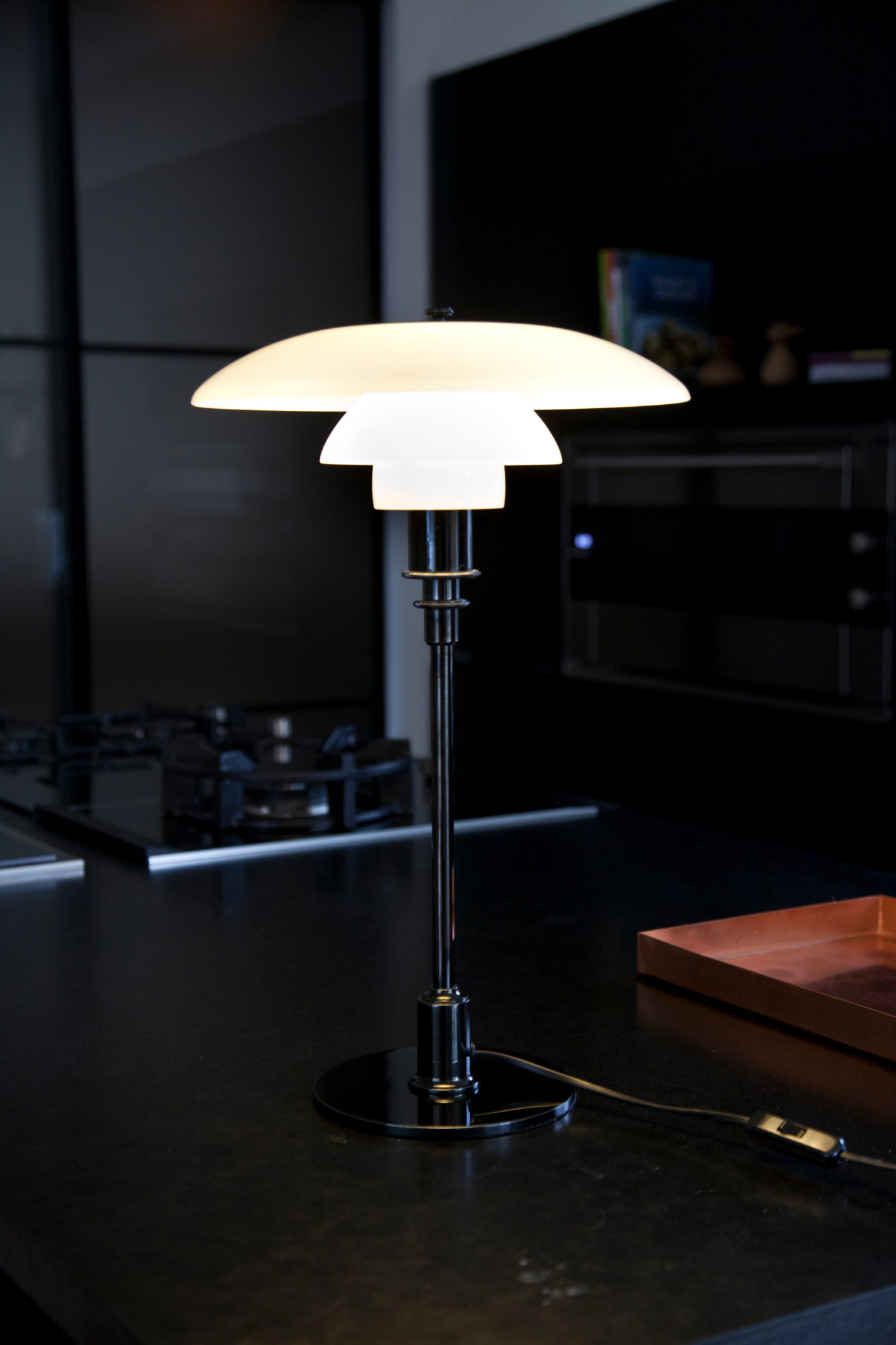 Stolní lampa PH 3/2 bílá s chromovaným podstavcem