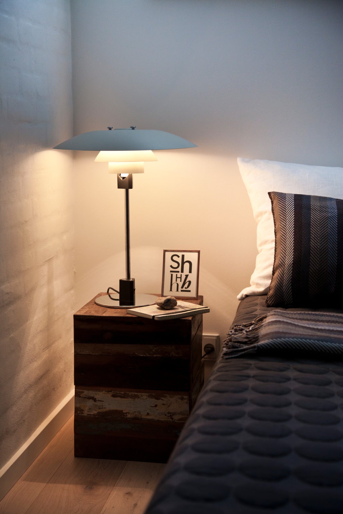 Stolní lampa PH 4/3 bílá s chromovaným podstavcem