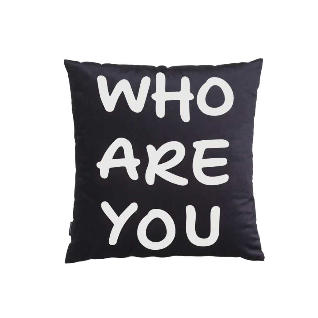 Oboustranný polštář WHO ARE YOU černobílý