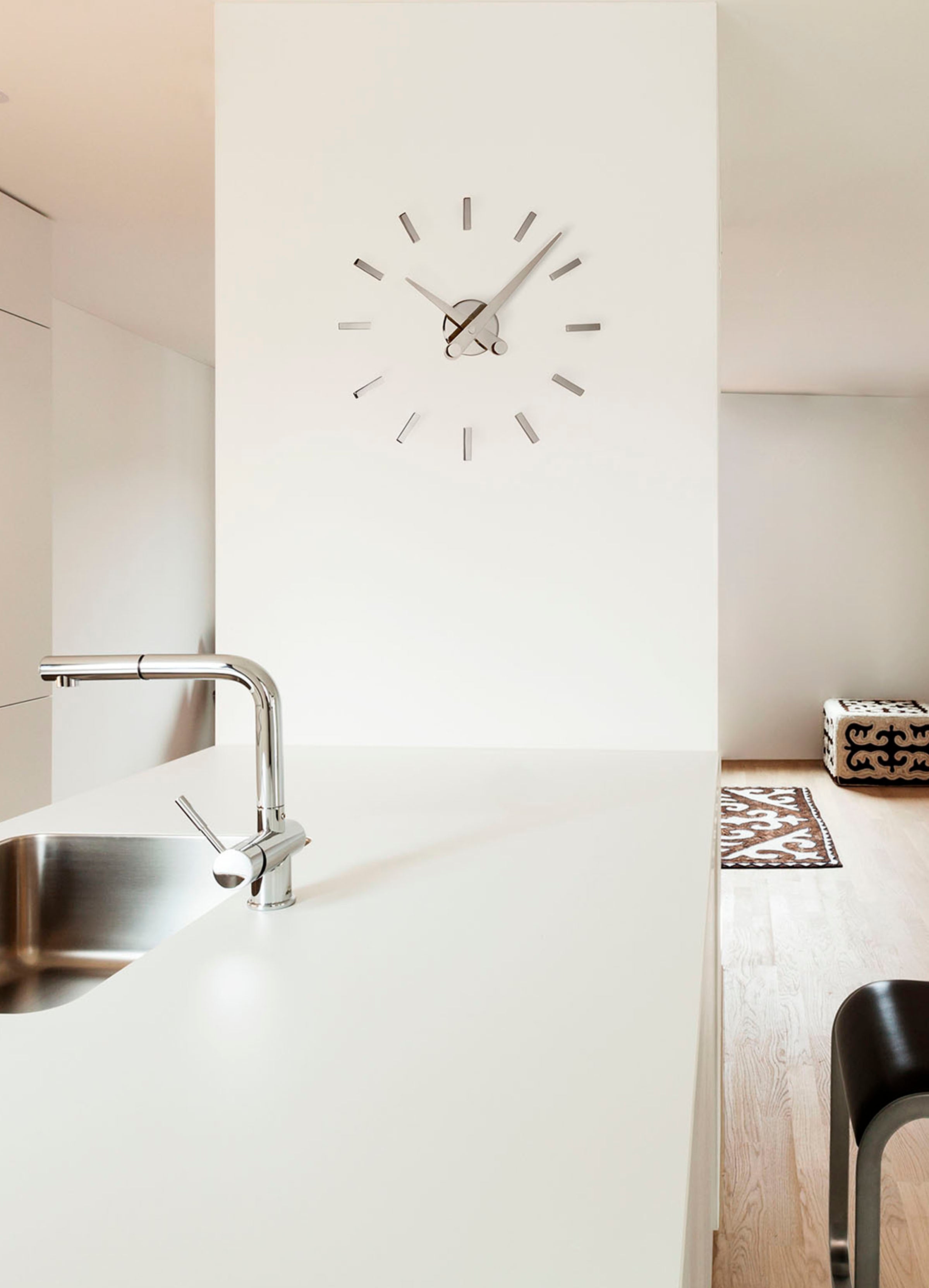 Nástěnné hodiny PUNTOS SUSPENSIVOS chromované s červeným povrchem