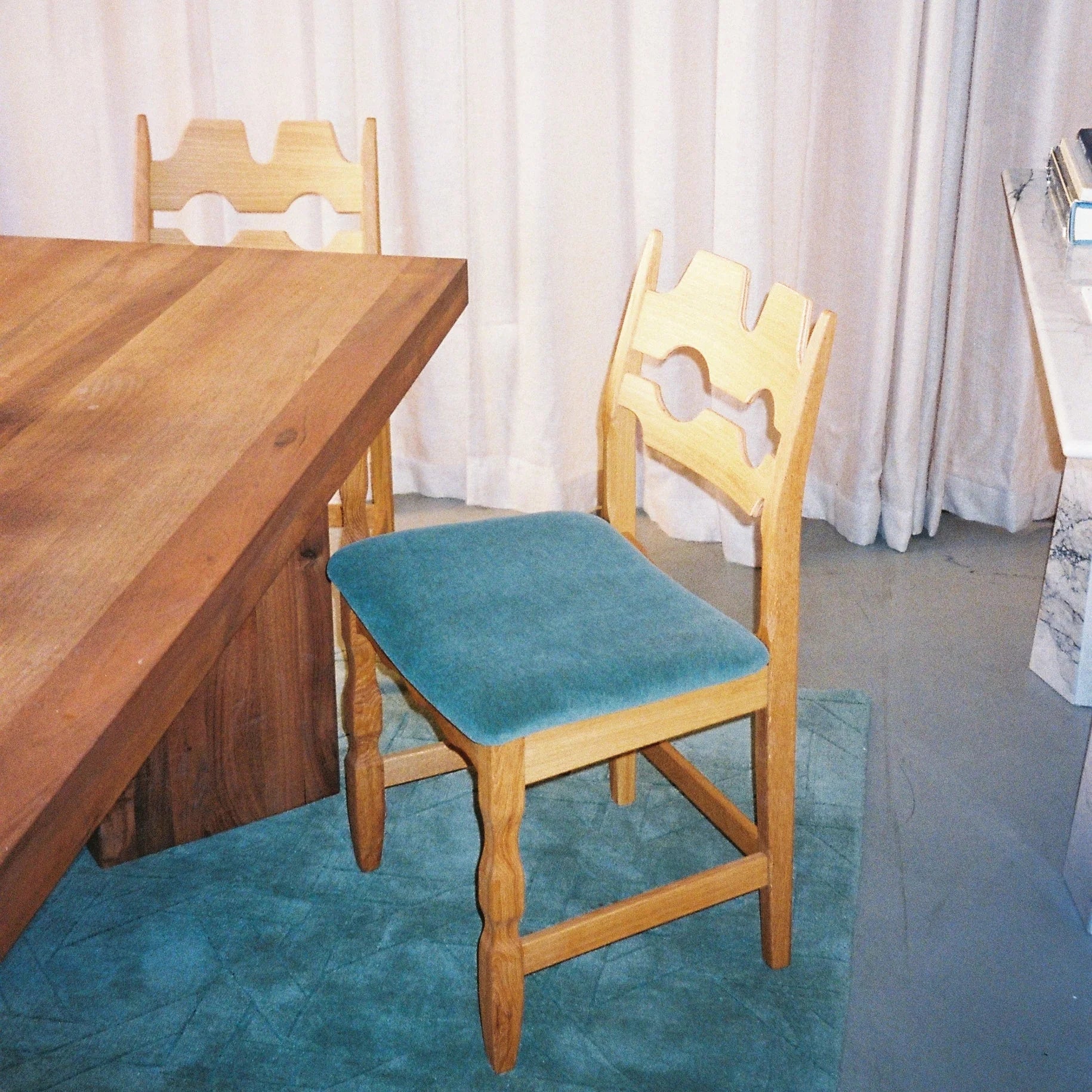 Židle RAZOR modrá s dubovým podstavcem