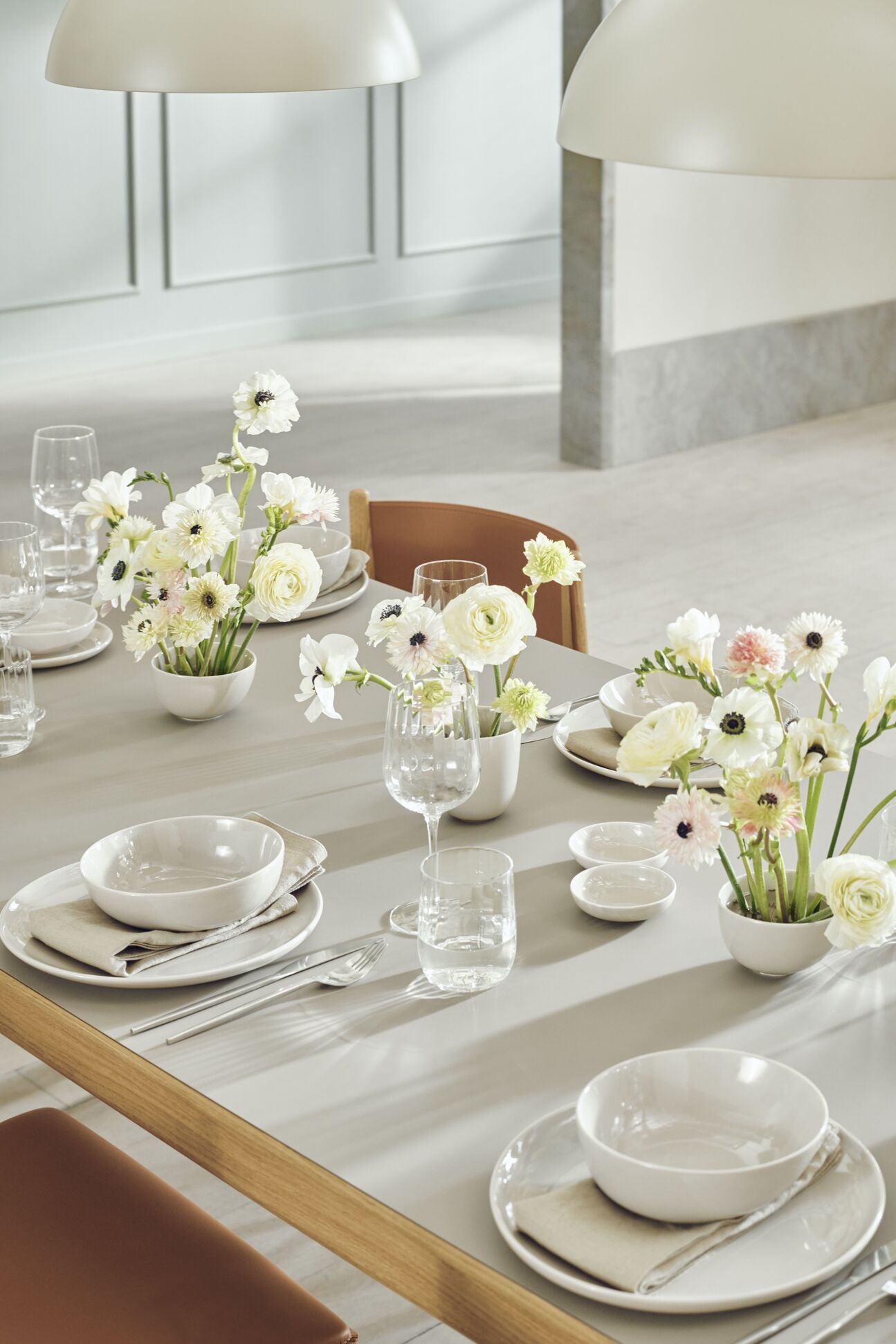 Rozkládací stůl RONYA dýha z dubu s dubovou základnou