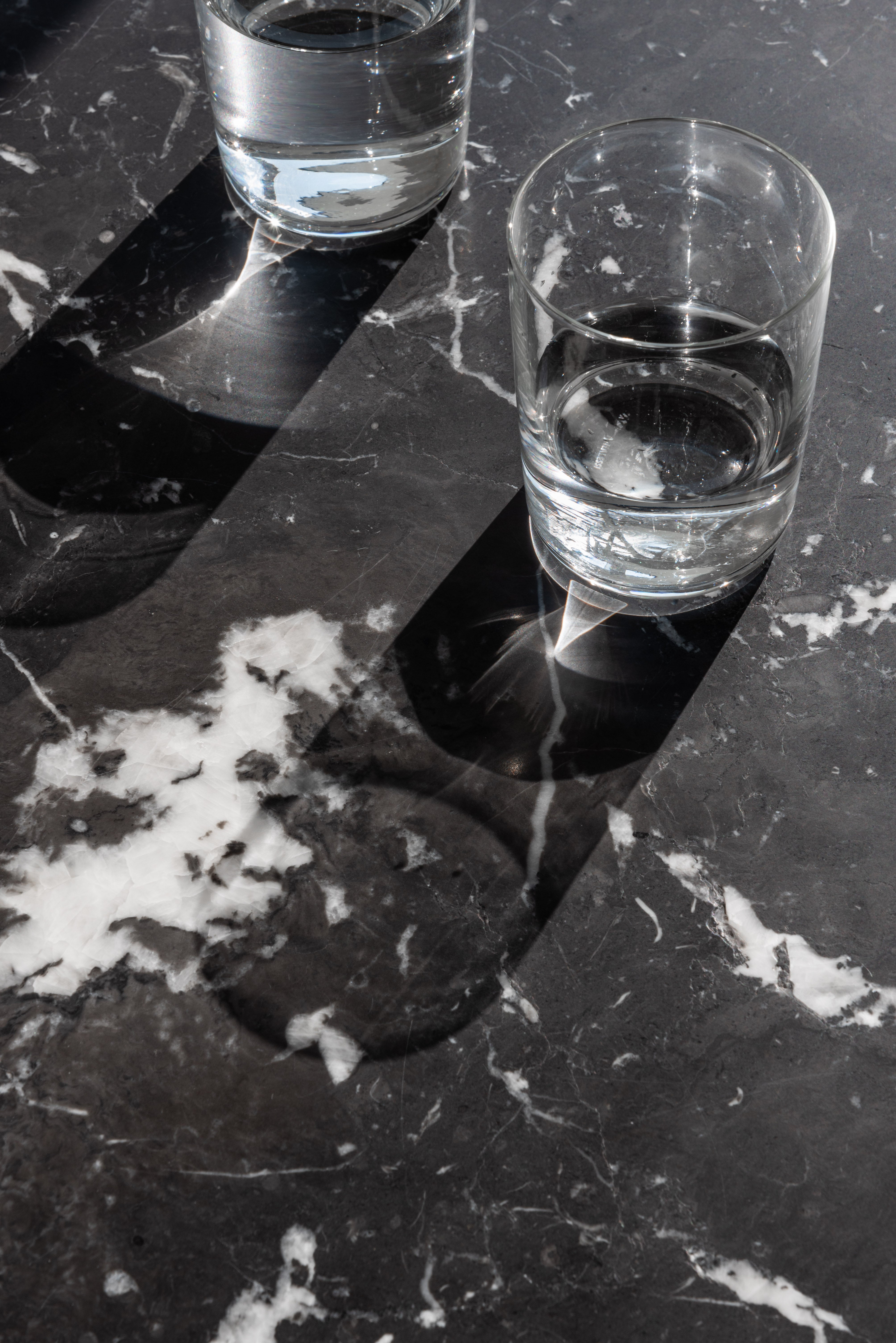 Round table BRUT black marble with green base