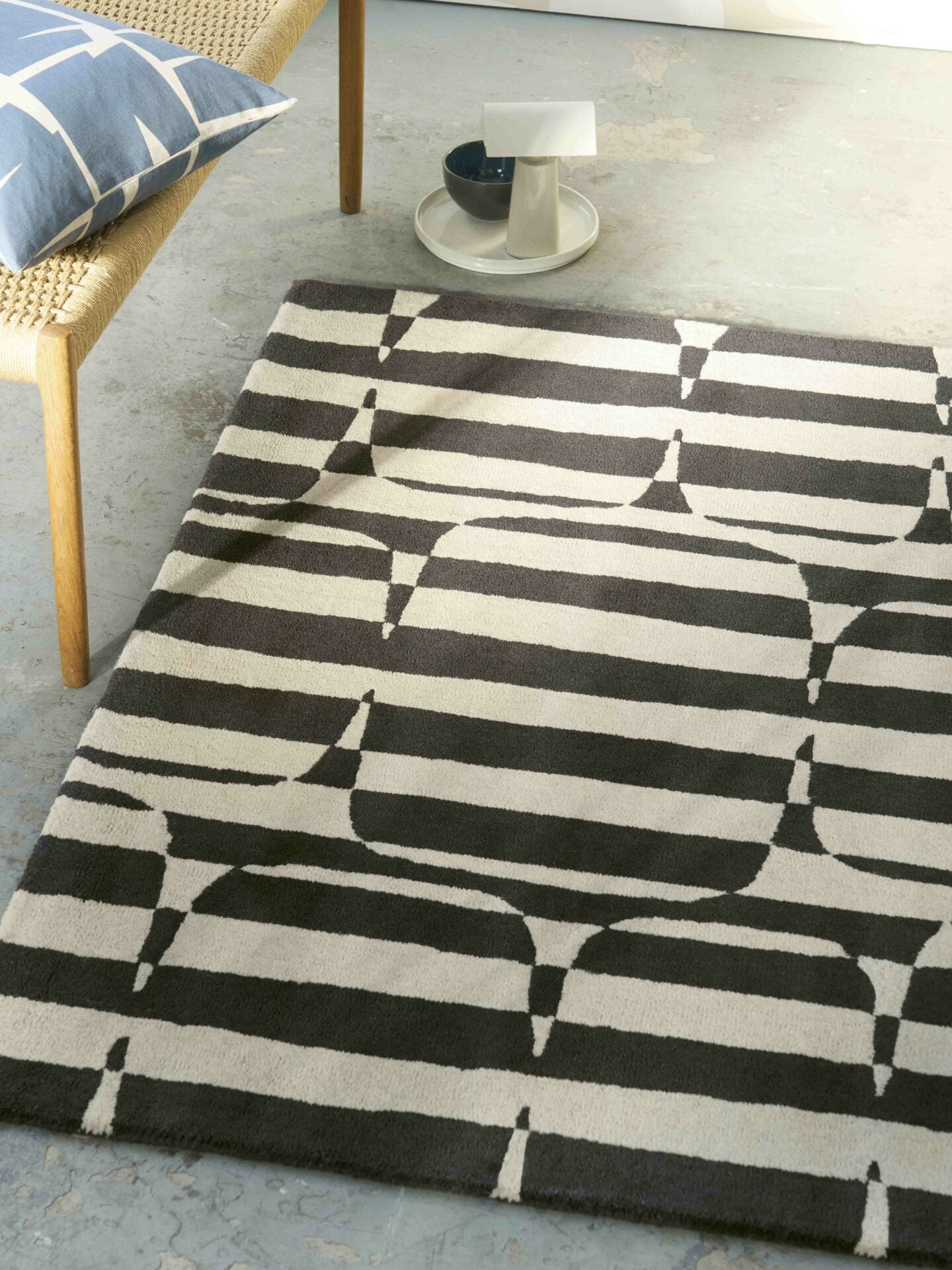 Koberec LOHKO STRIPE černý s béžovým