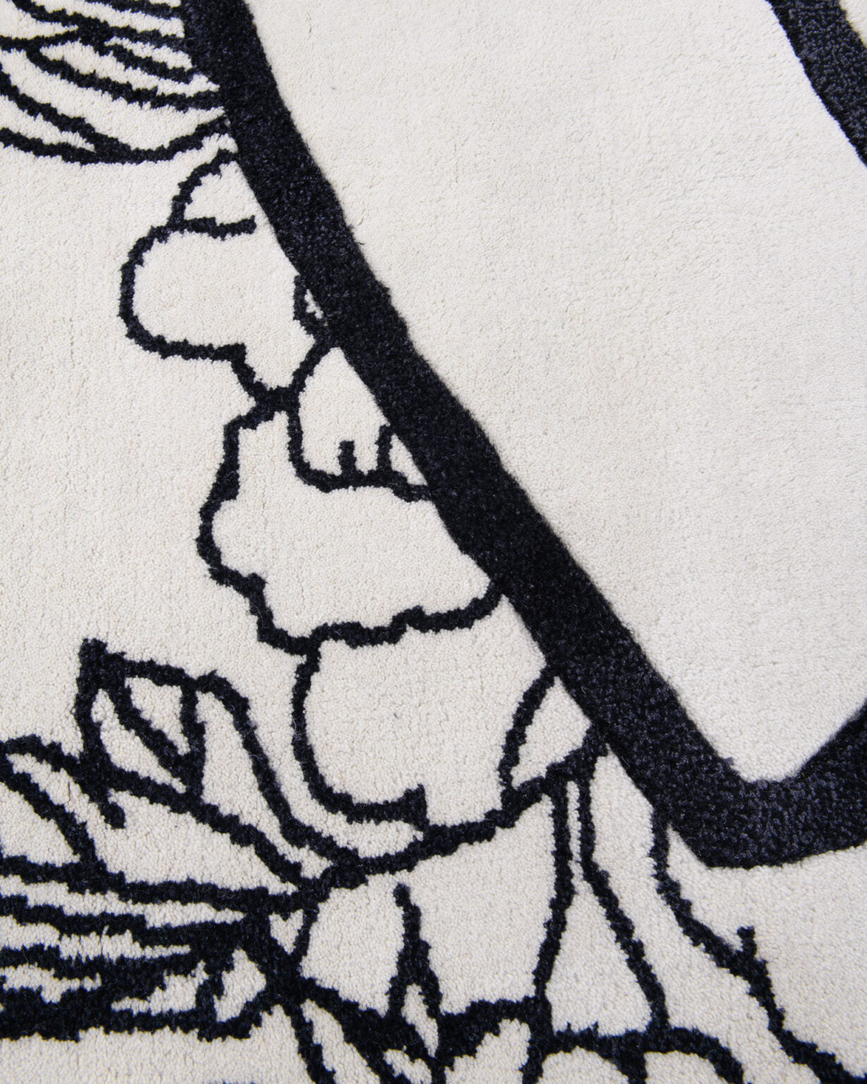 Decorative oval rug SHAPE OF A BREAK black