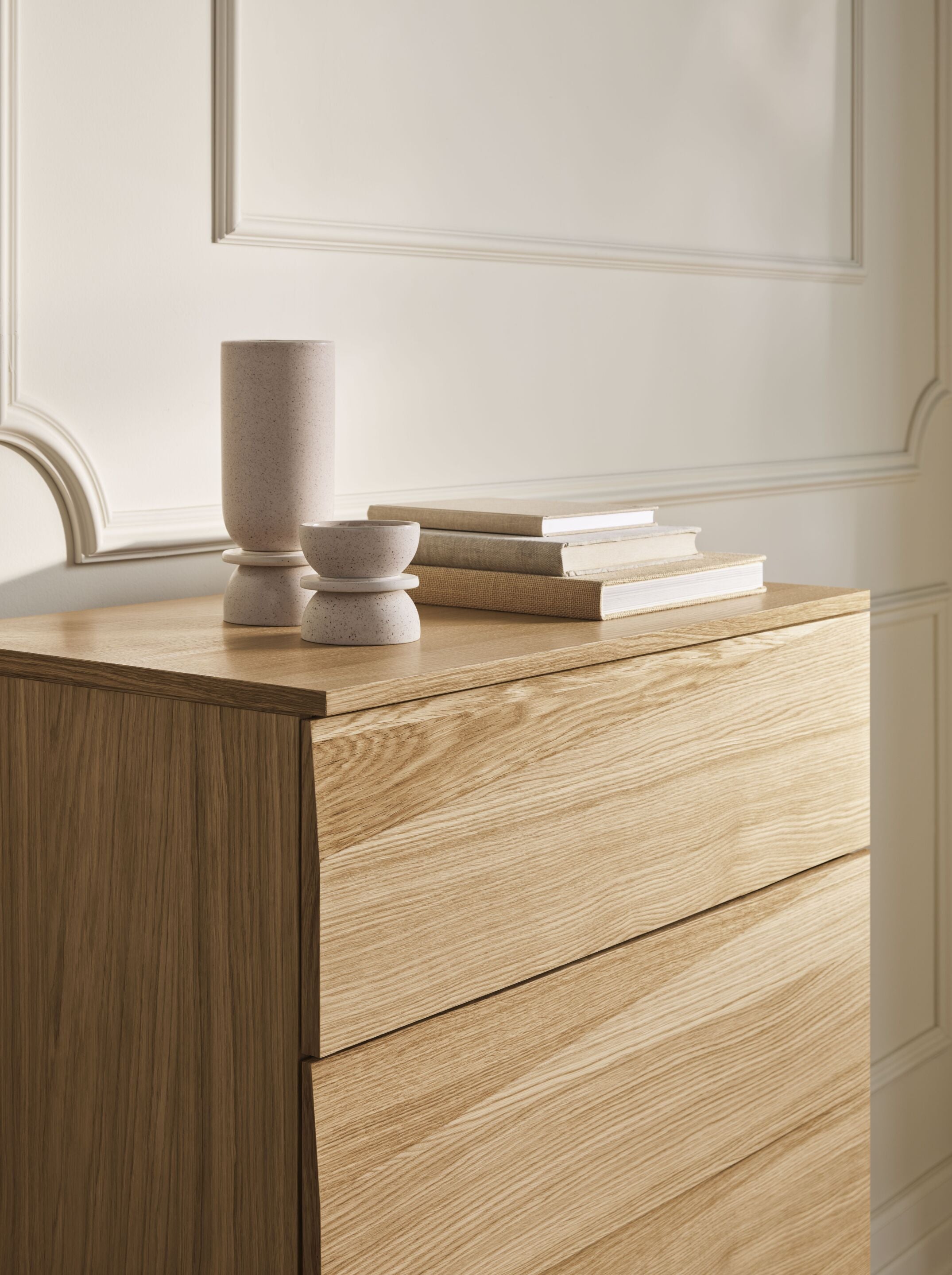 Skříňka SILENT bělené dubové dřevo s dřevěným podstavcem