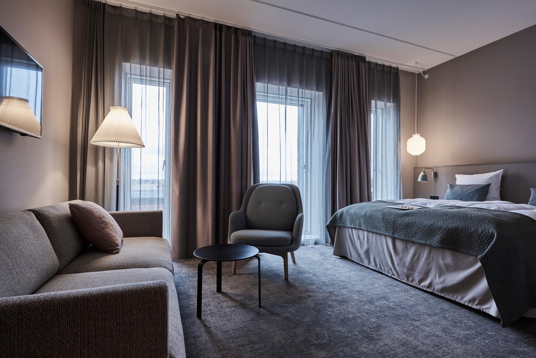 Floor lamp MODEL 351 white with black and gold base