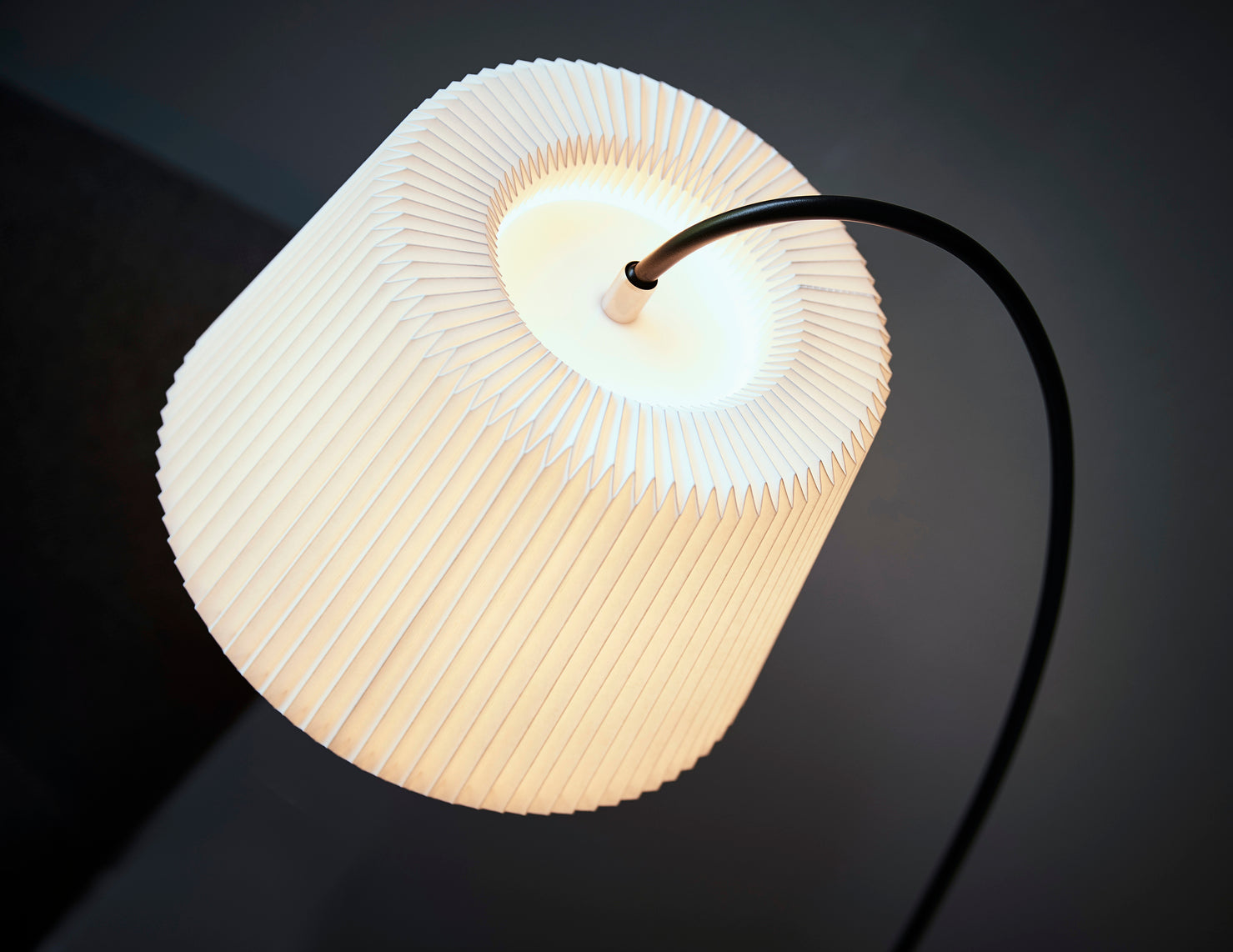 Stojací lampa MODEL 320 SNĚHOVÁ KAPKA bílá s černým podstavcem