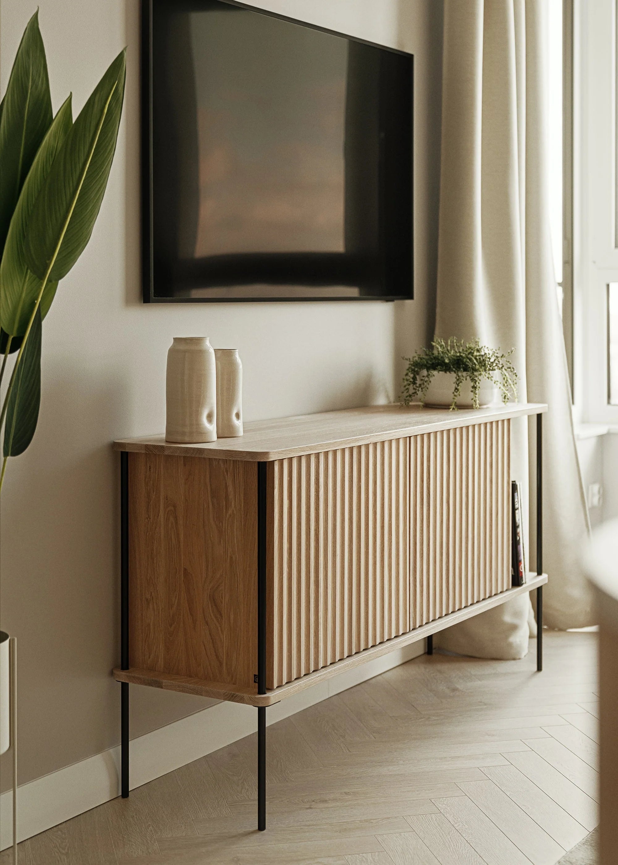 Komoda MAYA bledě bílá z dubového dřeva