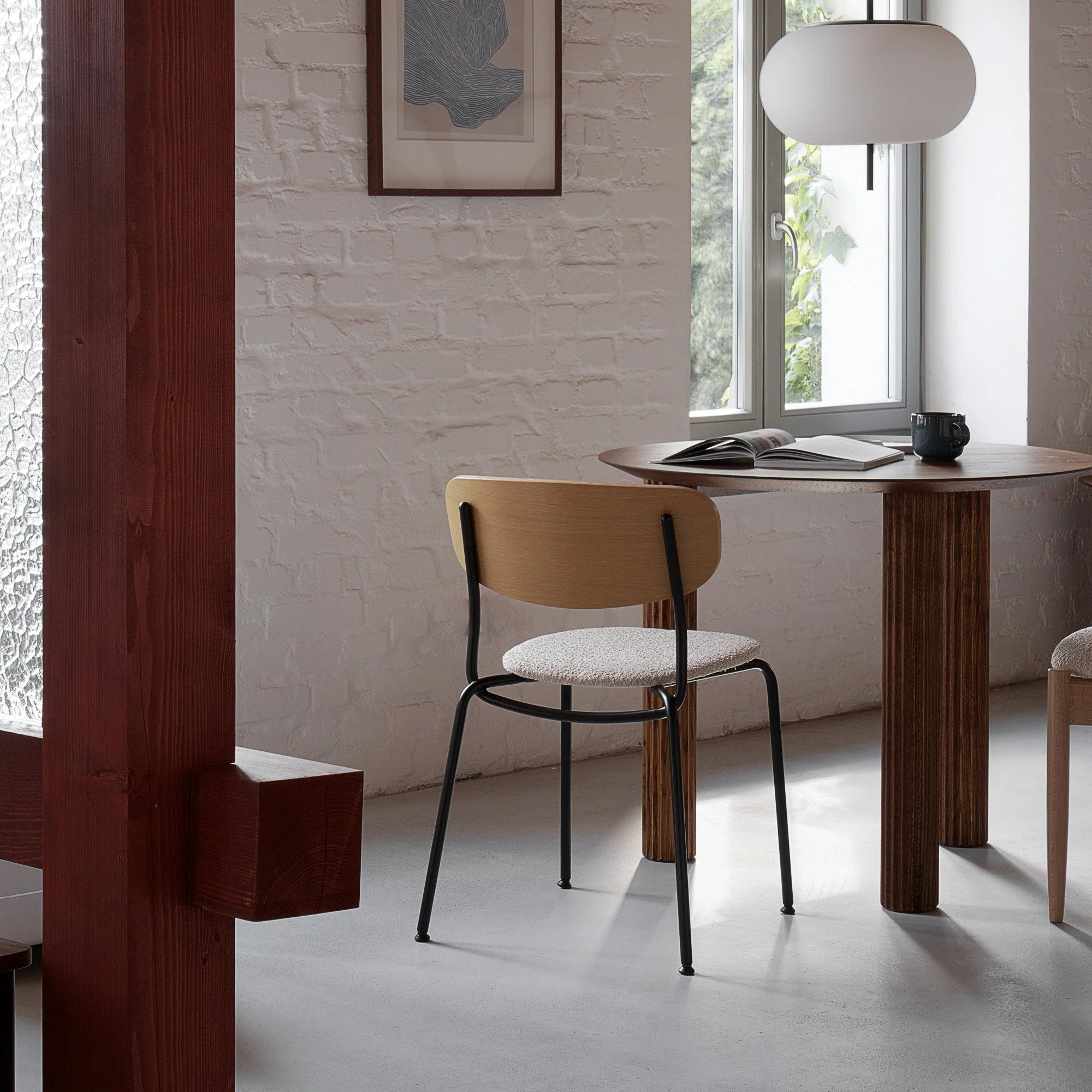 Židle SPLOT SOFT z dubového dřeva s černým podstavcem a pískovým bouclé