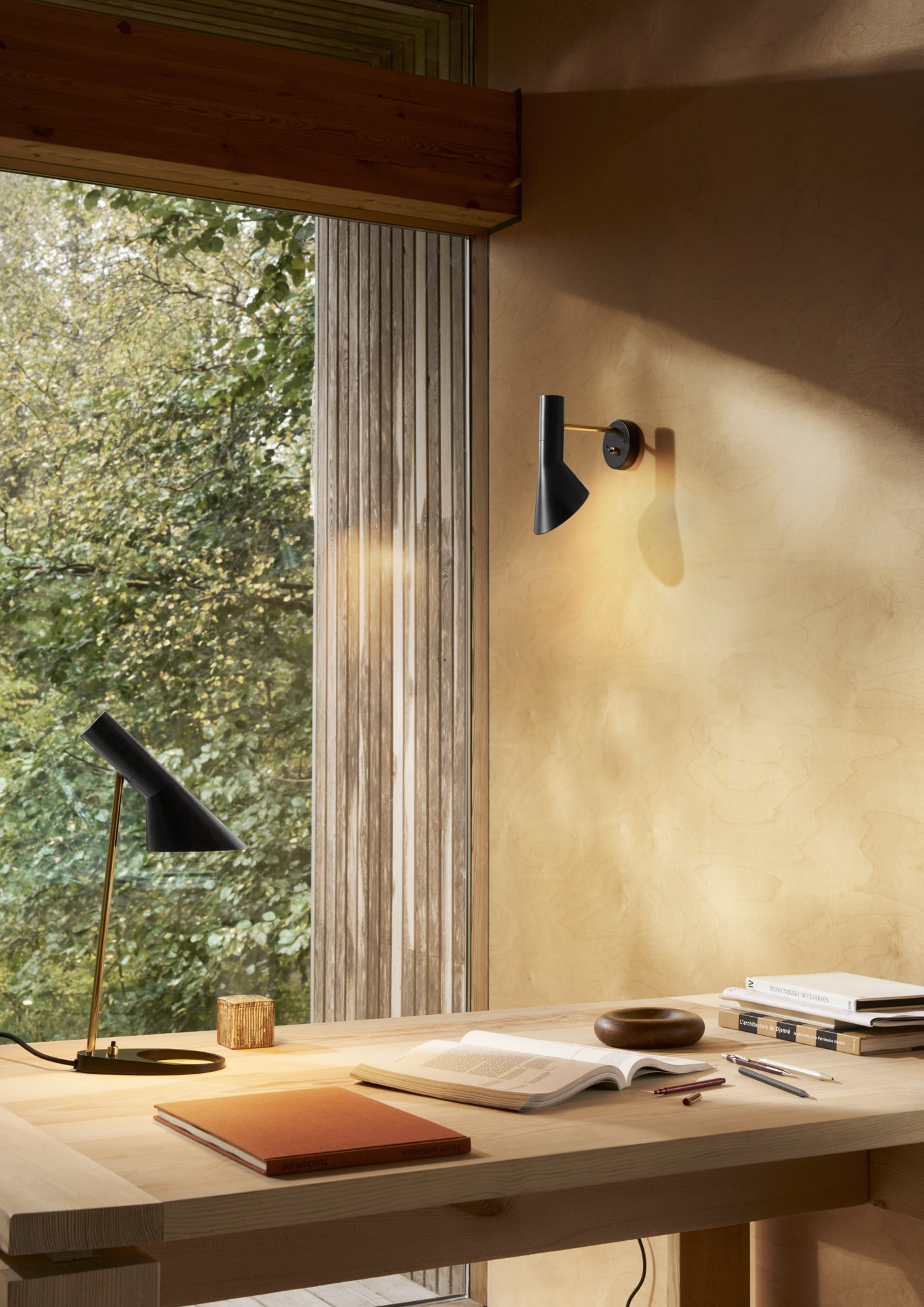 Nástěnná lampa AJ černá s mosazným detailem