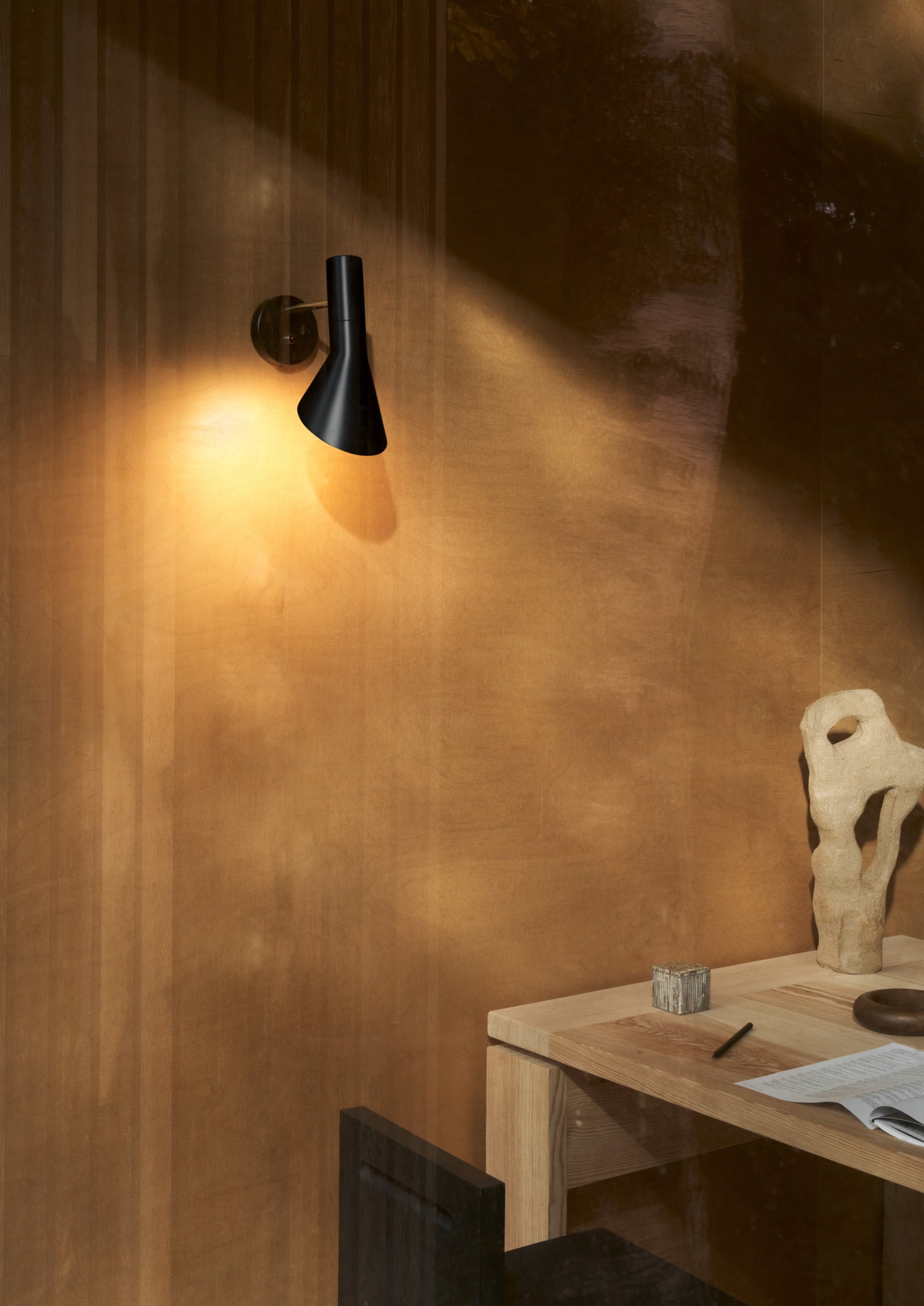 Nástěnná lampa AJ černá s mosazným detailem