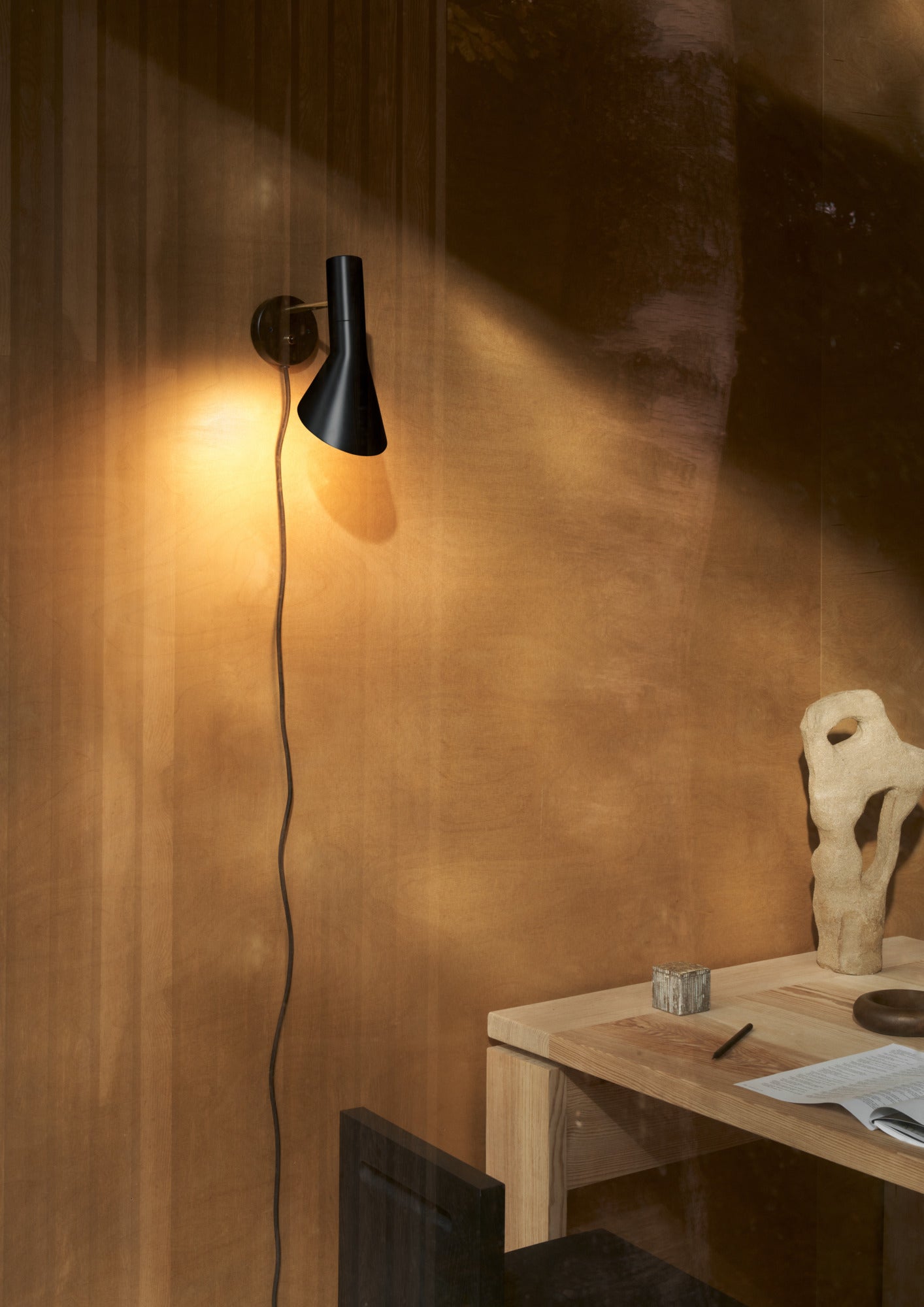 Nástěnná lampa AJ černá s mosazným detailem