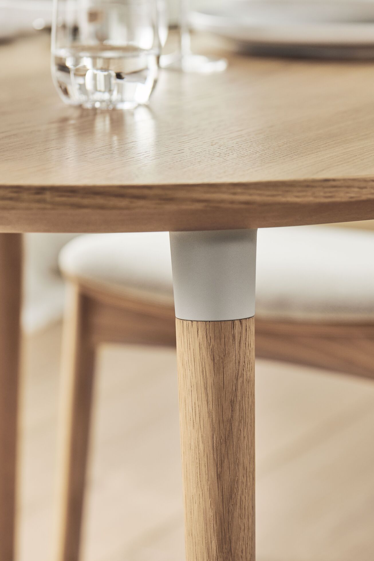 Kulatý stůl SEED dubová dýha