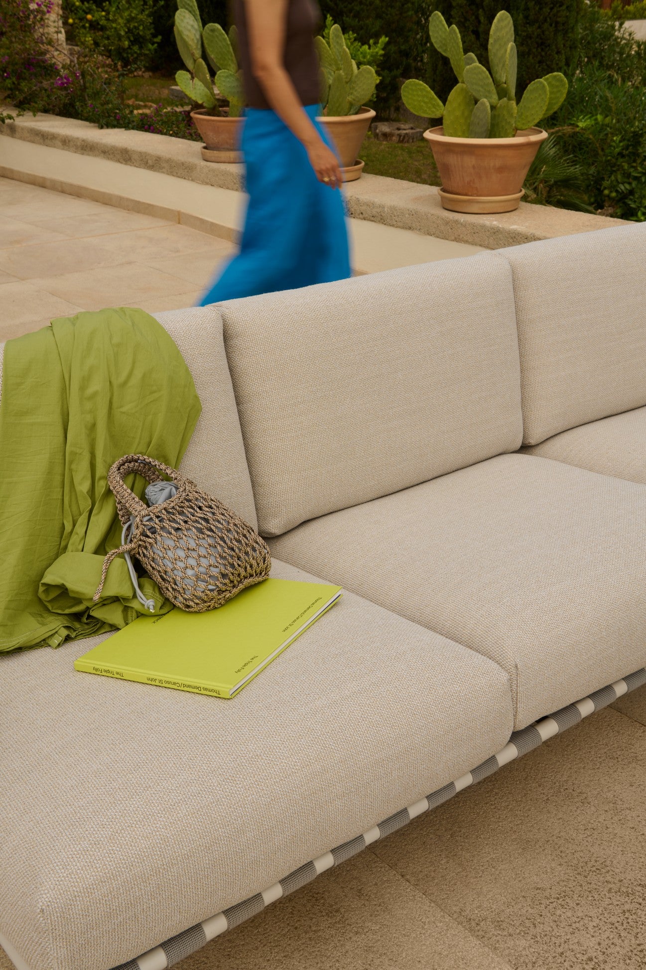 Sofa s vnějšími opěrkami 3-místná SETTLE světle šedá se šedým podstavcem