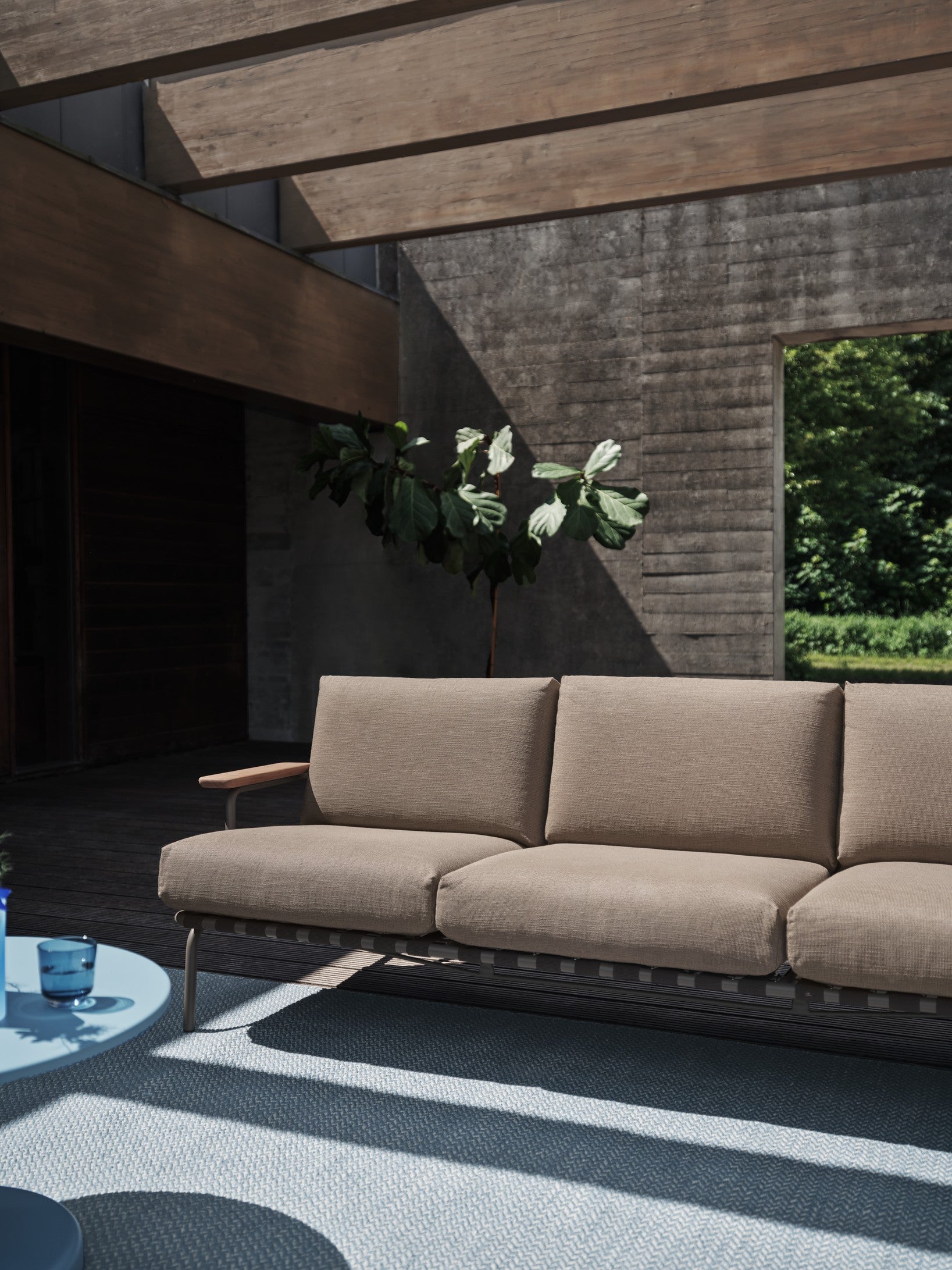 Sofa se zevními pod armresty 3-místná SETTLE hnědá s taupe podstavou