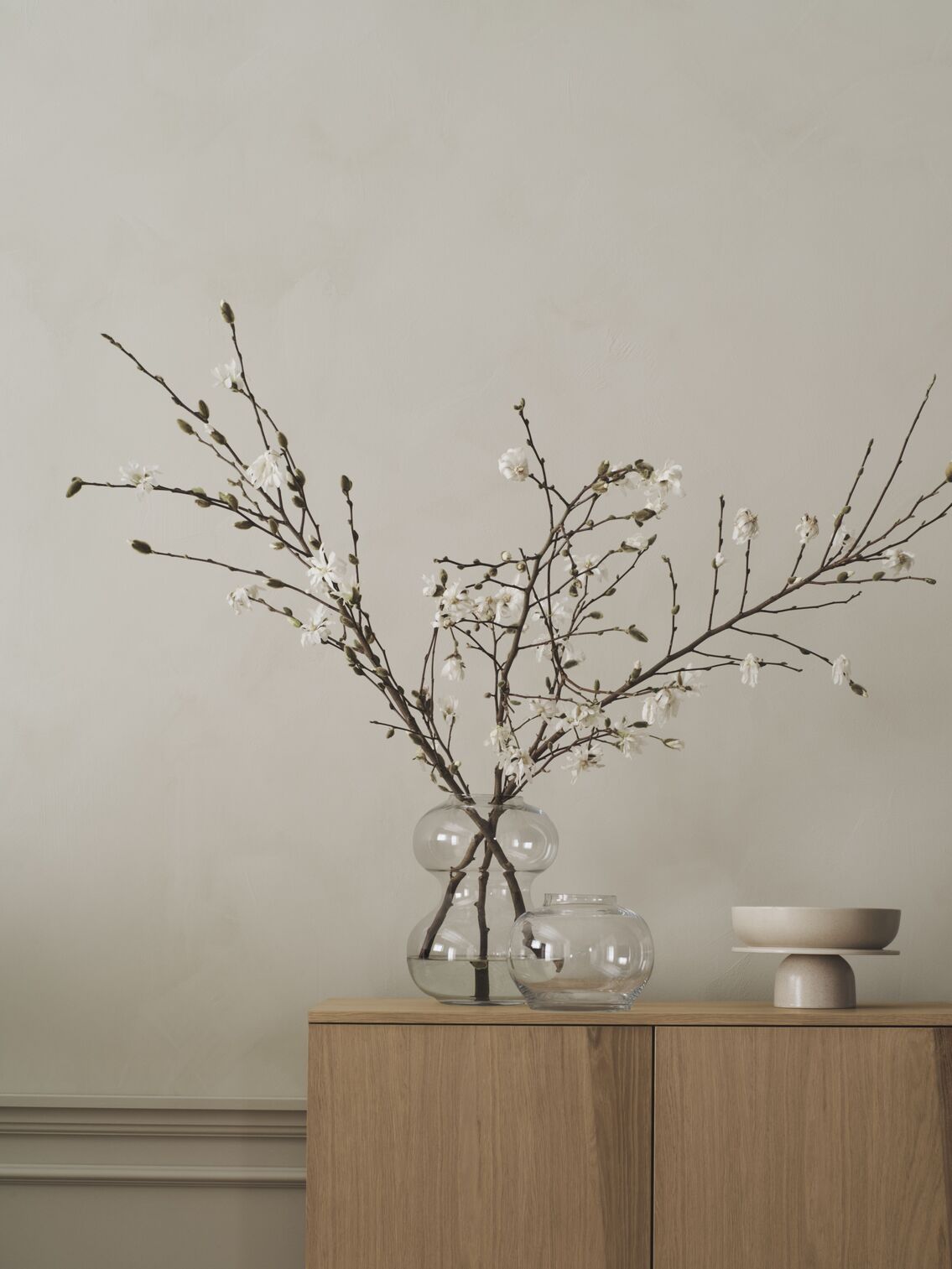 Skříňka SILENT bělené dubové dřevo s dřevěným podstavcem